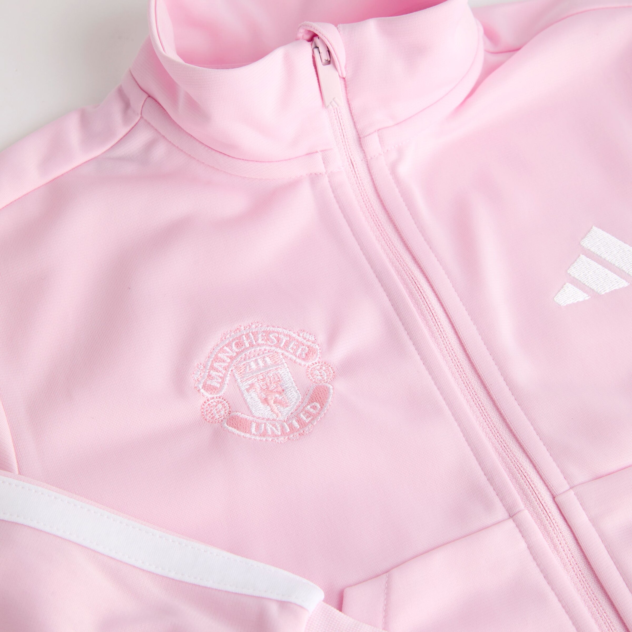 Manchester United x adidas Little Kids Essentials 3-Stripes CLIMACOOL Tracksuit Pink/Purple Rose Détail [4-4]
