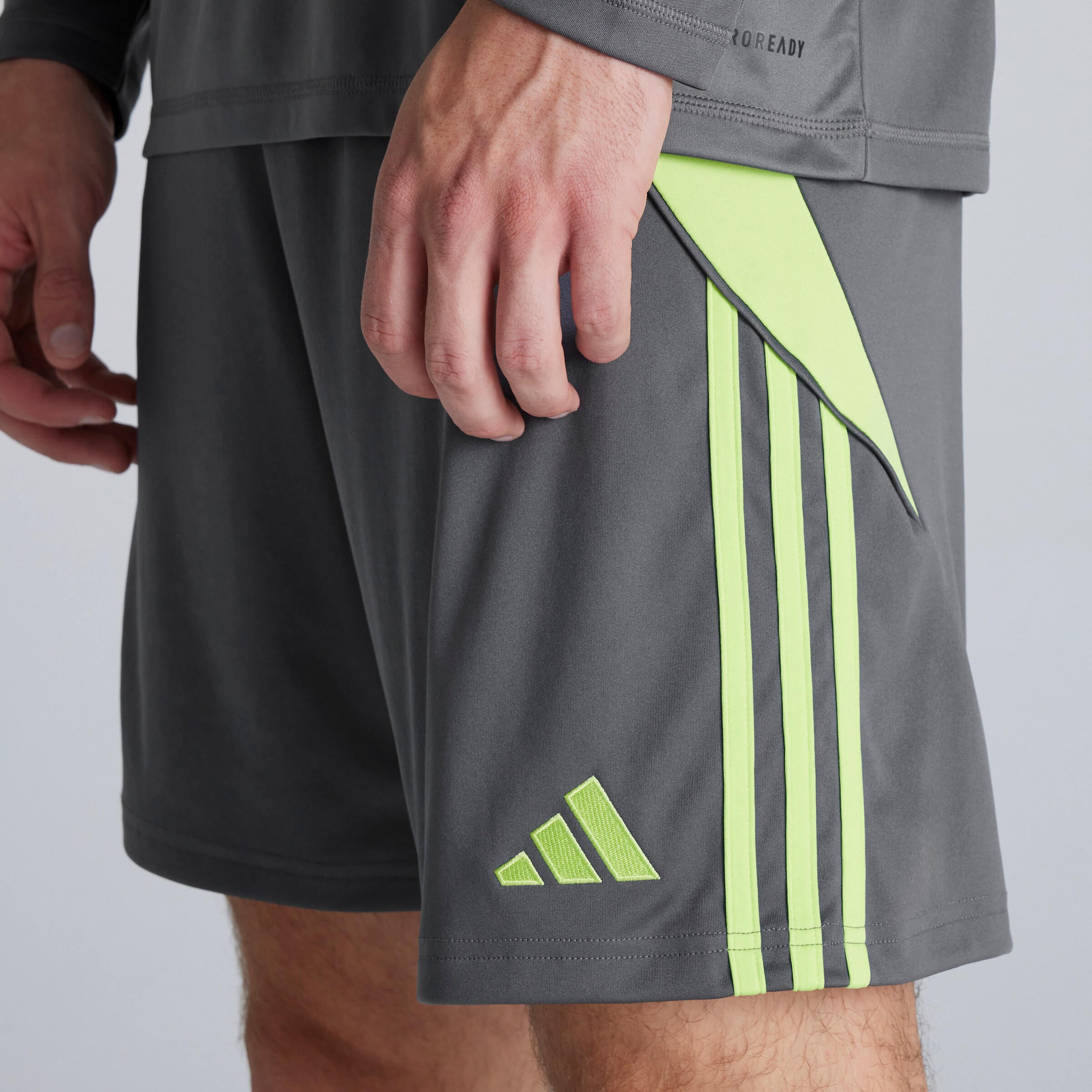 Manchester United 25/26 Goalkeeper Shorts 绿色 细节 [5-6]