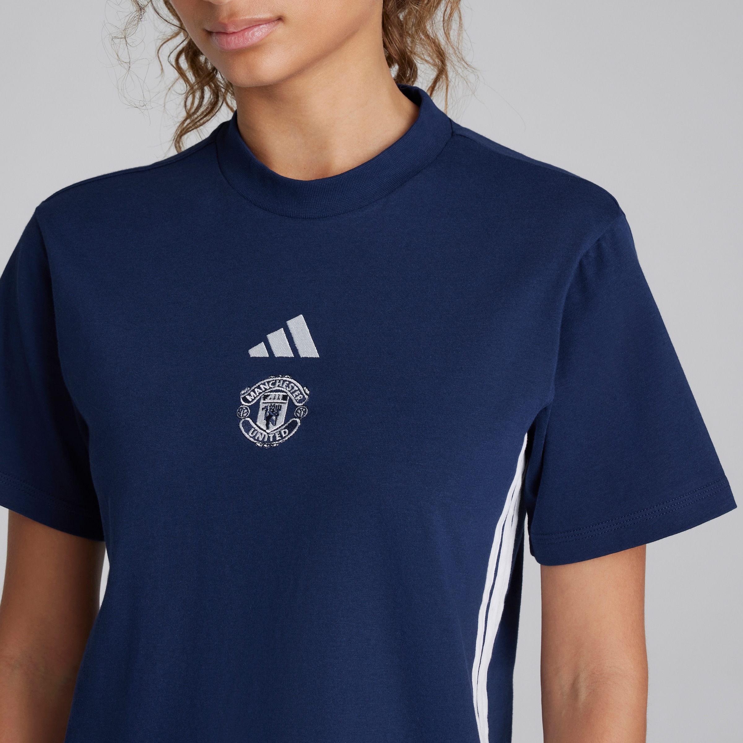 Manchester United x adidas Womens Essentials 3-Stripes Cotton T-Shirt Blue Bleu Détail [4-4]