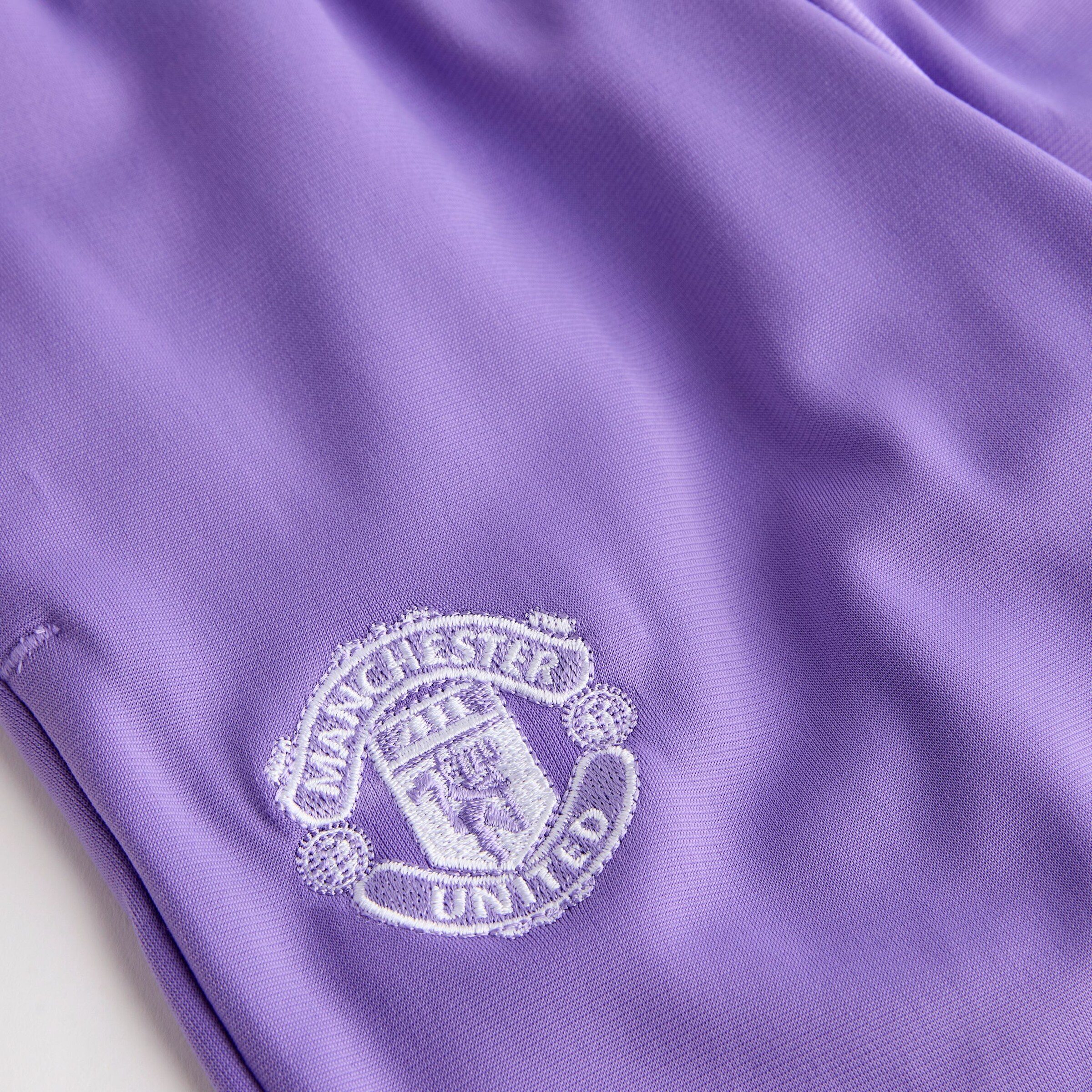 Manchester United x adidas Little Kids Essentials 3-Stripes CLIMACOOL Tracksuit Pink/Purple Rose Détail [3-4]