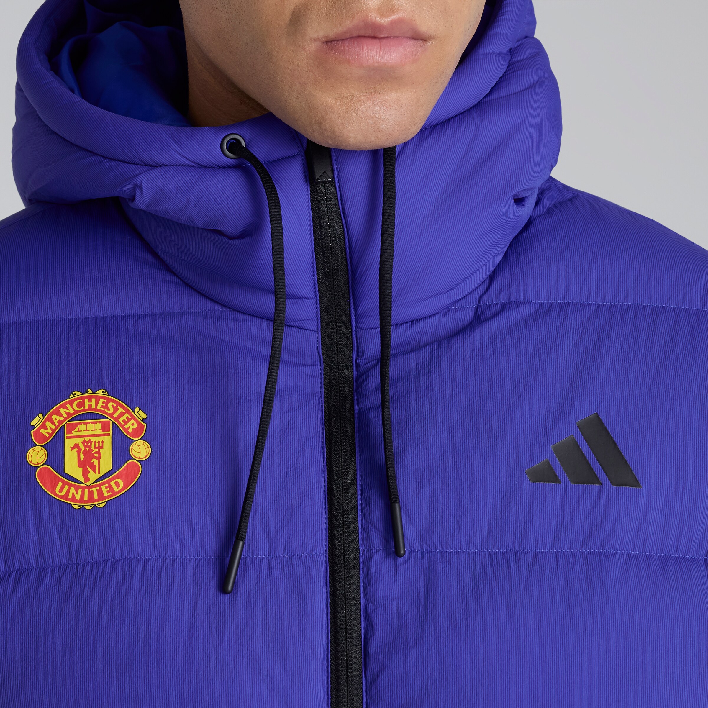 Manchester United x adidas Essentials 3-Stripes CLIMAWARM Puffer Jacket Blue Blue Detail [4-5]