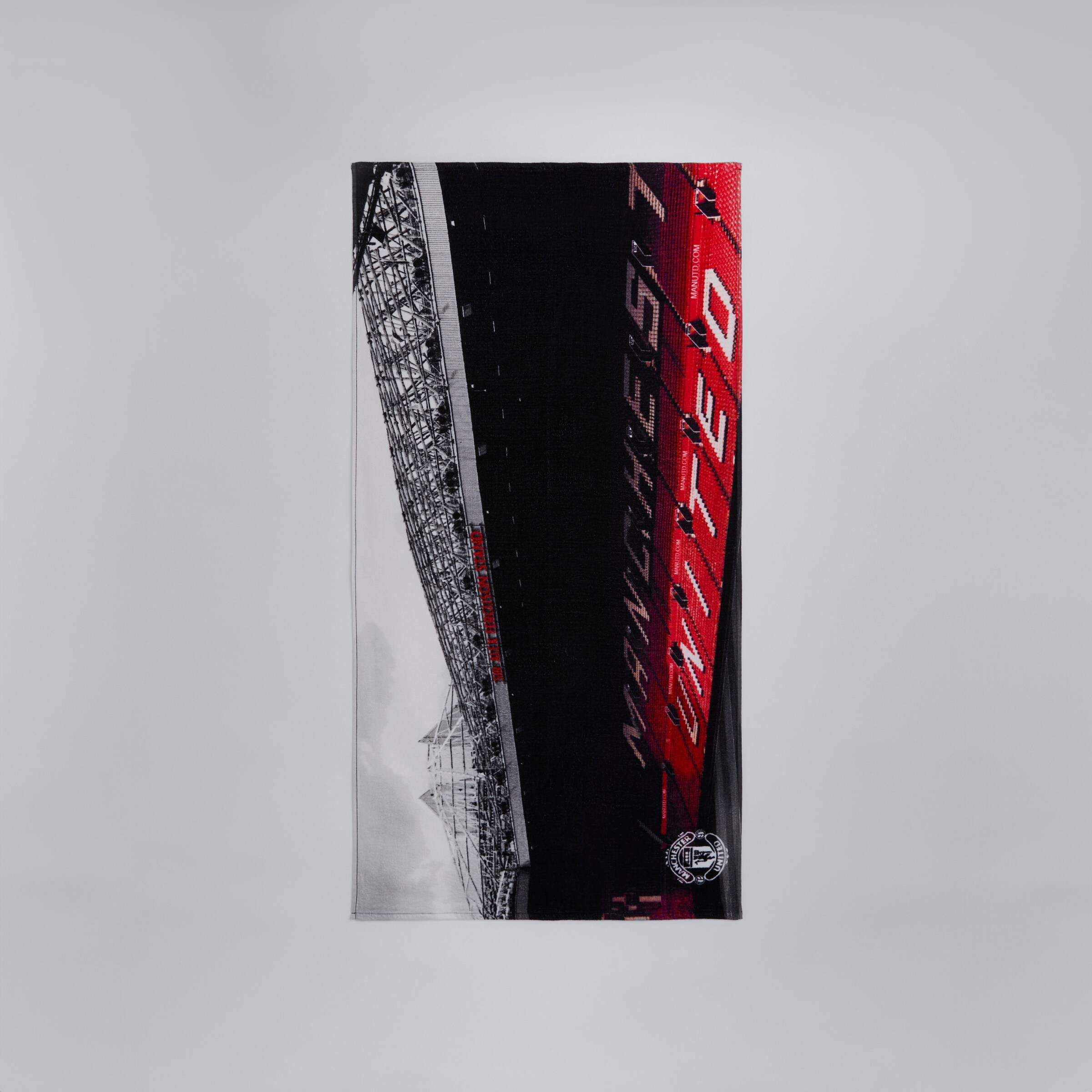 Manchester United Stadium Towel Black Negro Detalle [2-4]