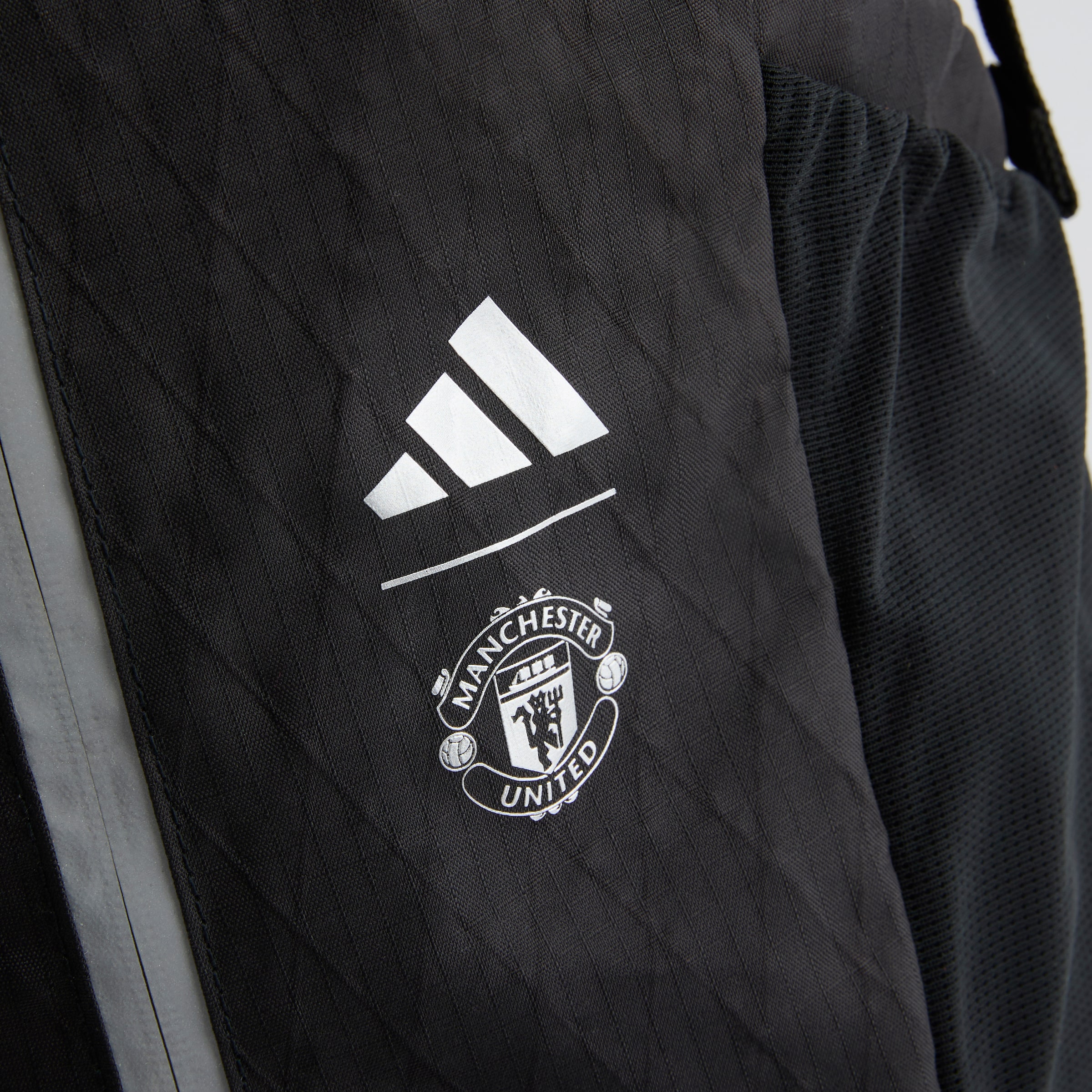 Manchester United x adidas Roll Top Backpack Black 黑色 细节 [5-6]