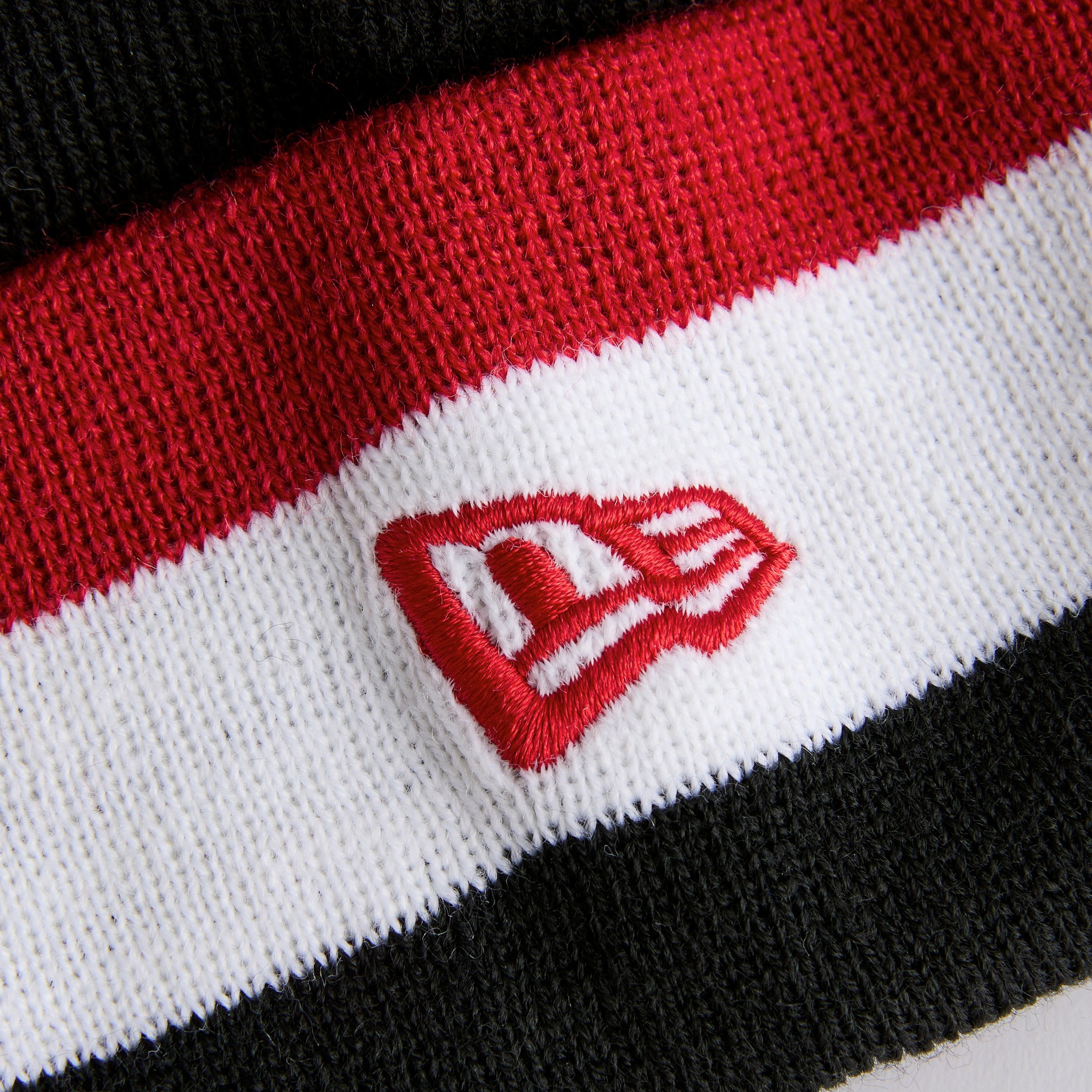 Manchester United x New Era Kids Fan Flag Beanie Black Black Detail [4-4]