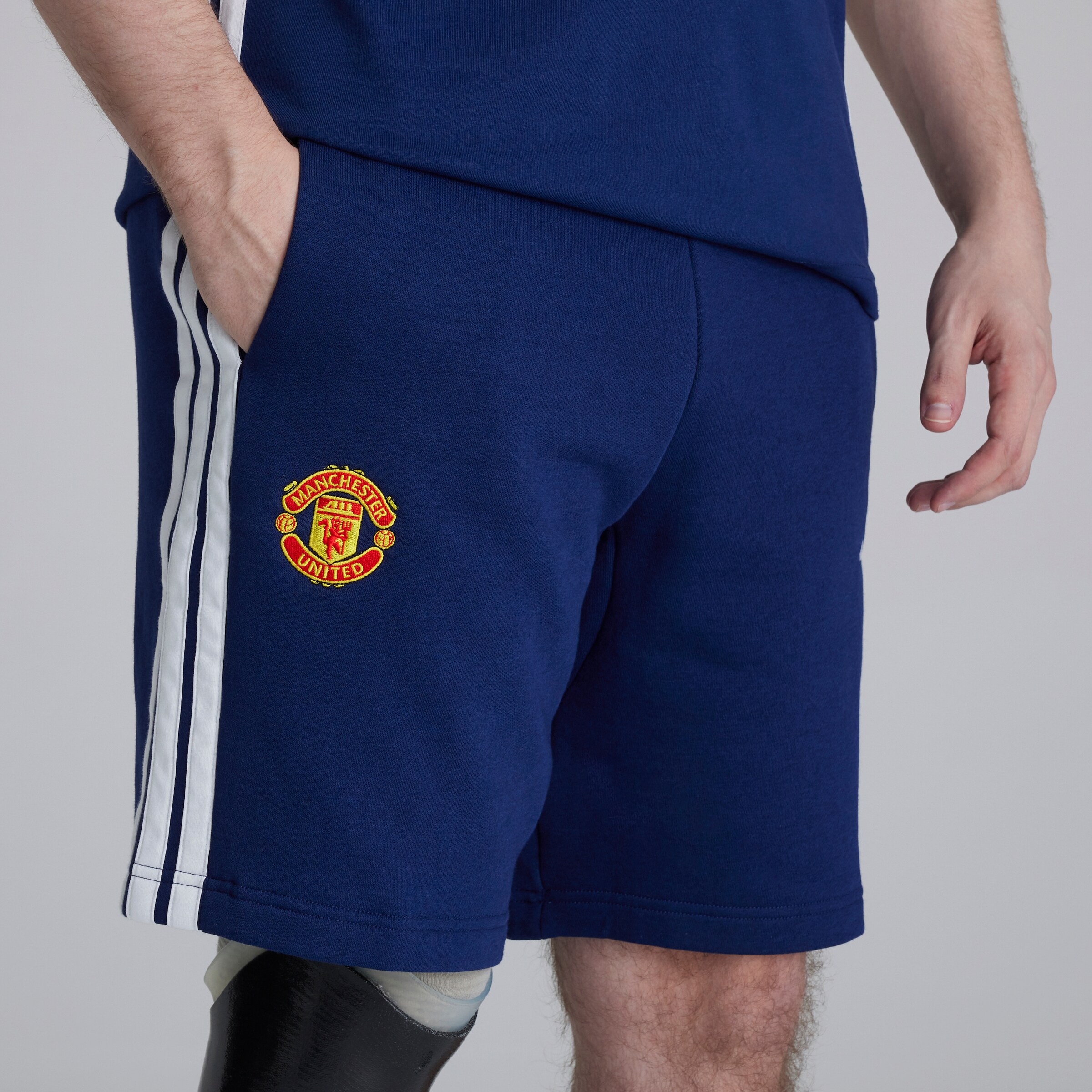 Manchester United x adidas Essentials 3-Stripes Fleece Short Blue Bleu Détail [5-6]