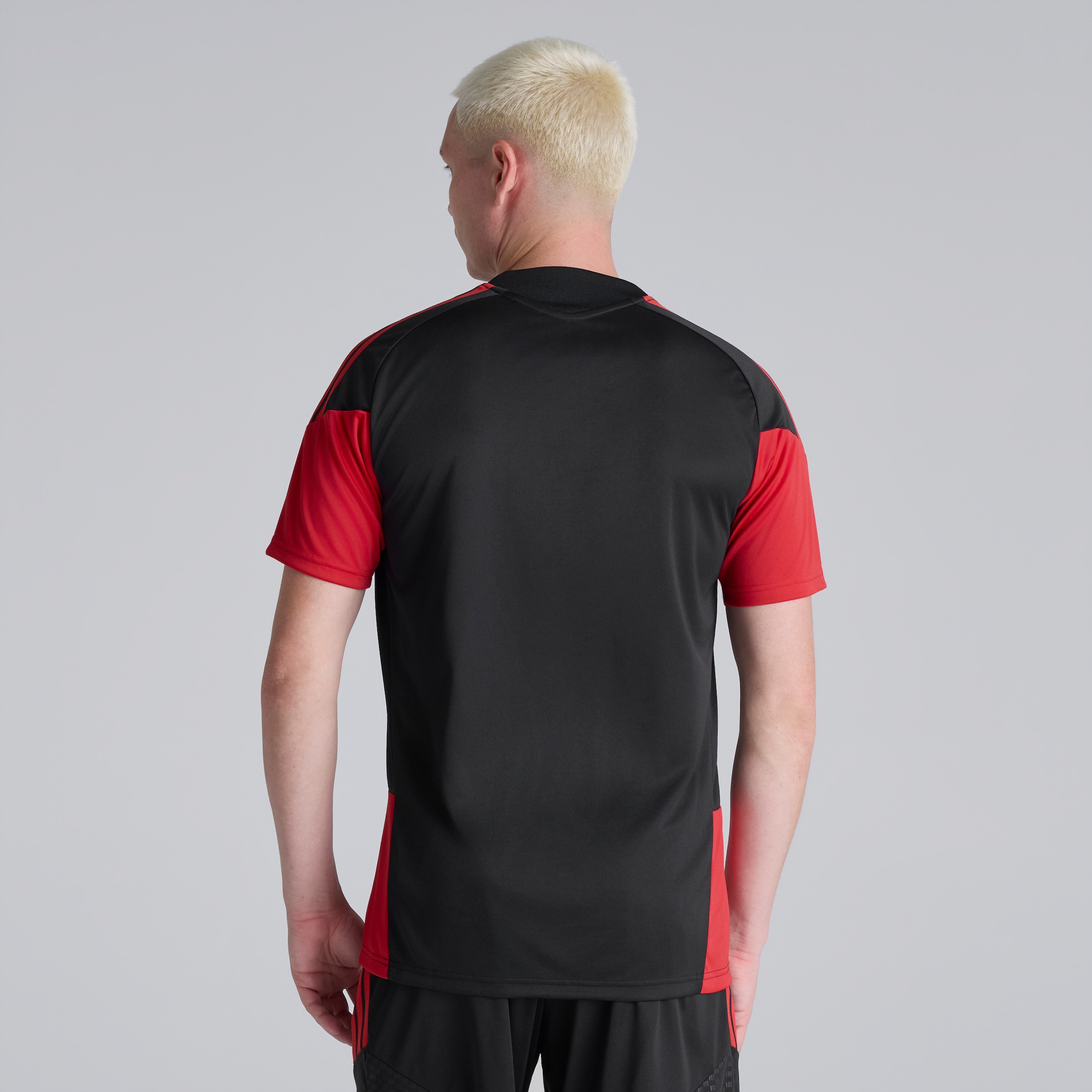 Manchester United 26/27 Training Tiro Jersey Black Black Detail [2-6]