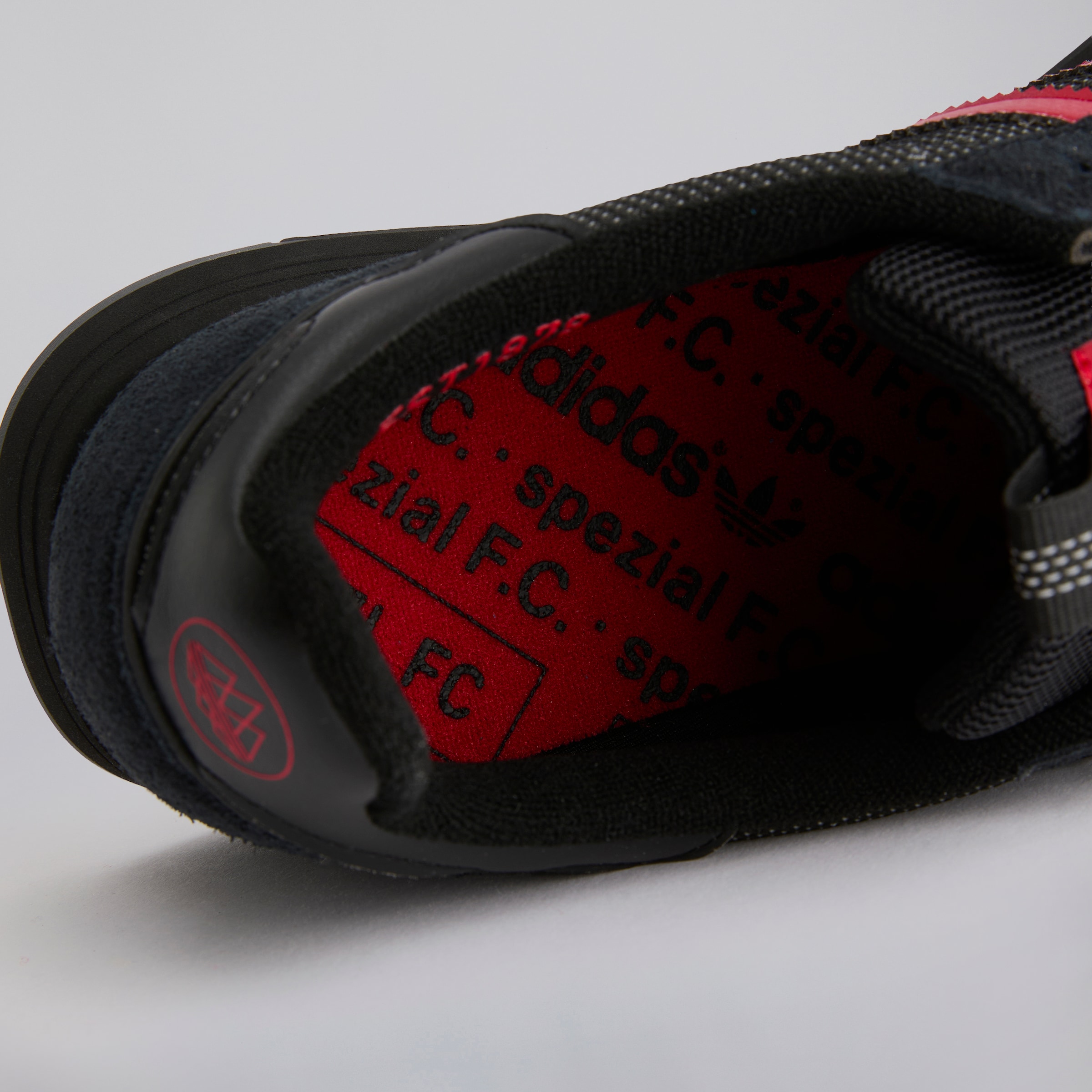 Manchester United x adidas SPZL FC SL83 Trainers Black Black Detail [4-5]