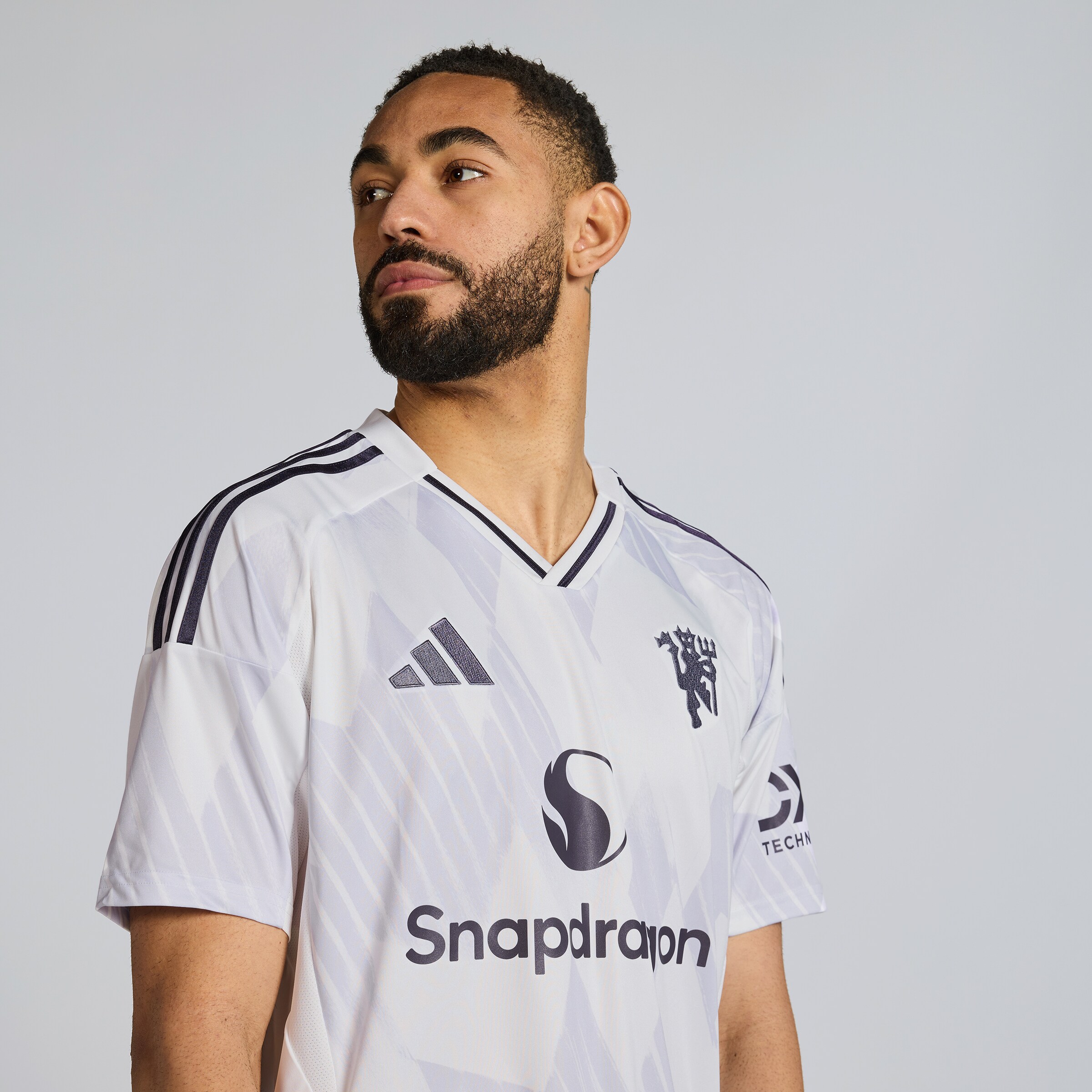 Manchester United 25/26 Away Jersey with Cunha 10 Club Printing White Detail [4-5]