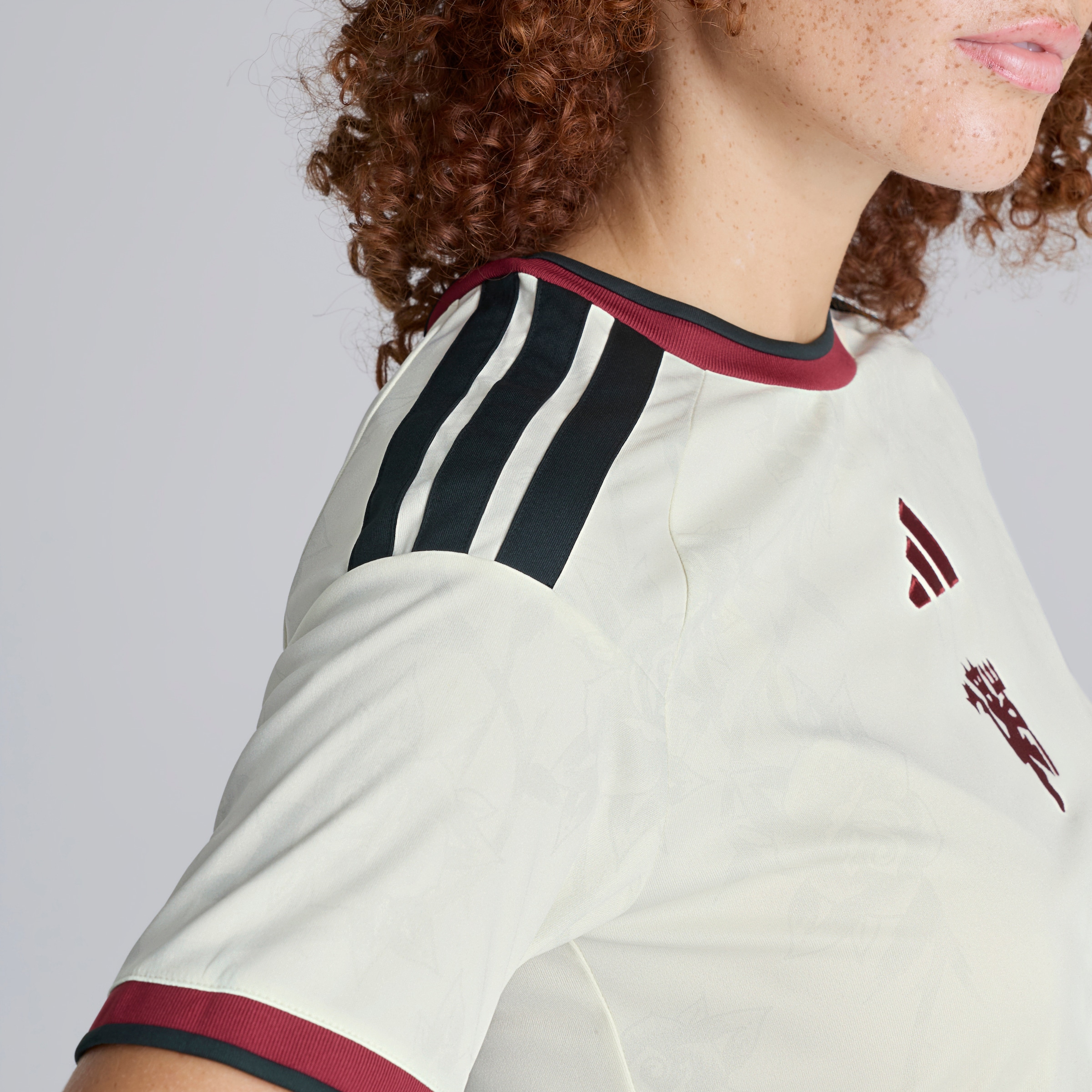 Manchester United Womens 26/27 Third Cropped Jersey Beige Detail [6-7]