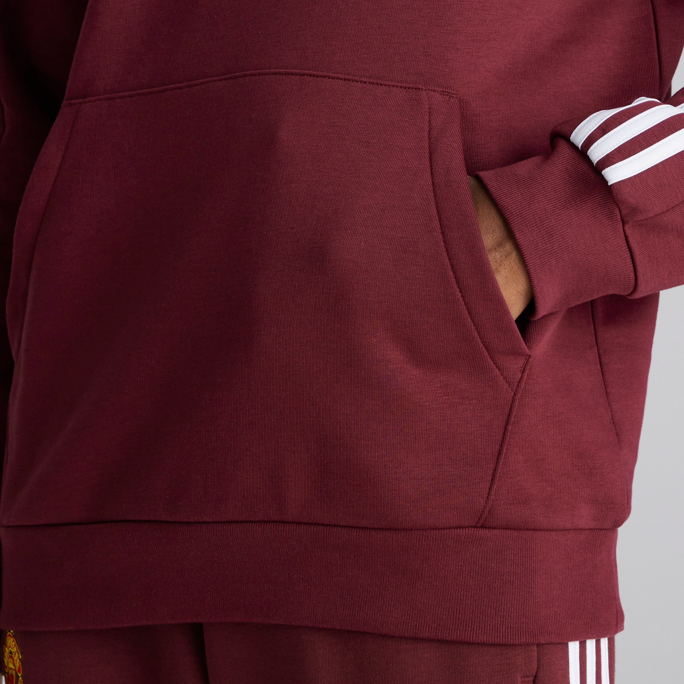 Manchester United x adidas Mens Essentials Fleece 3-Stripes Hoodie Burgundy Rouge Détail [4-7]