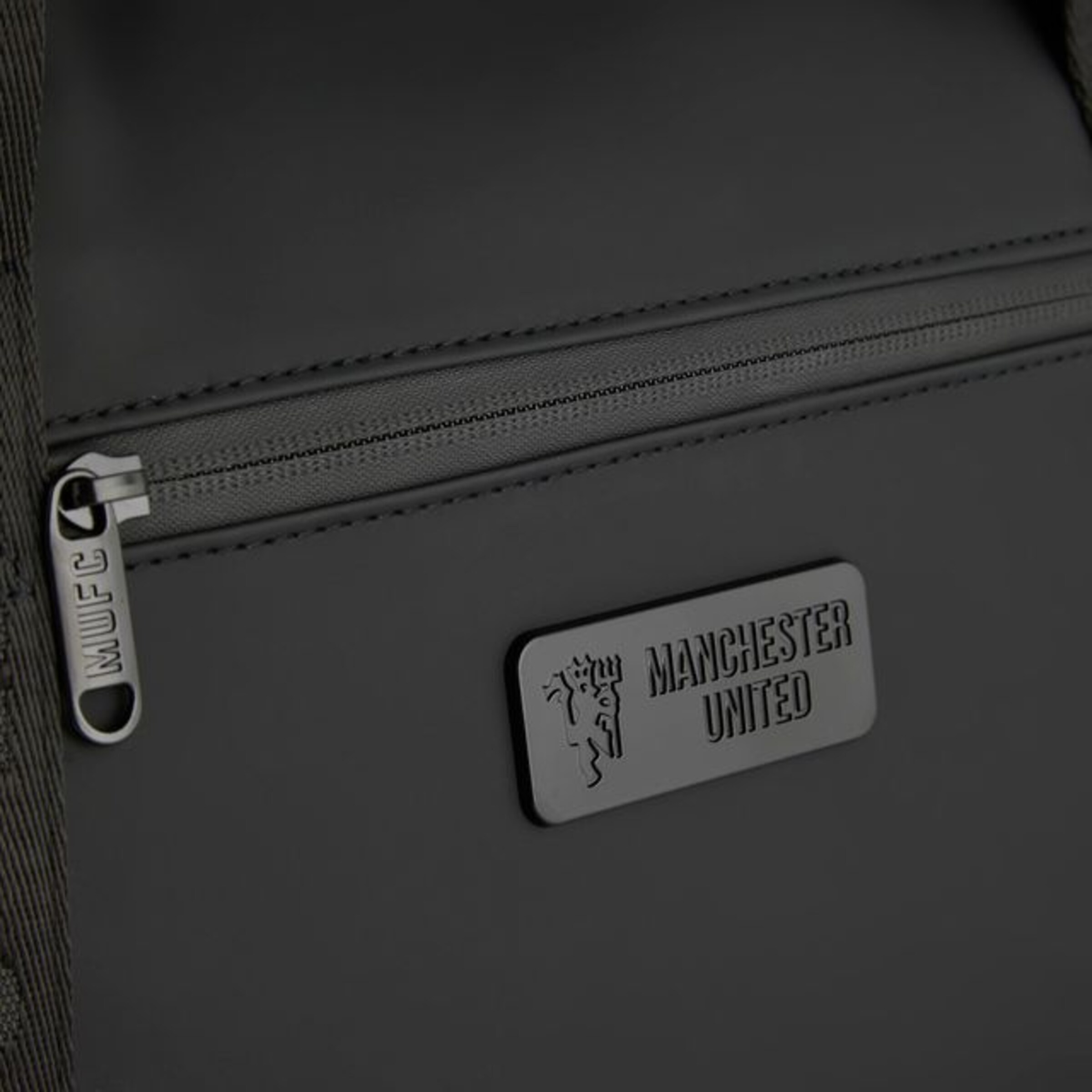 Manchester United Executive Holdall Black Black Detail [4-4]