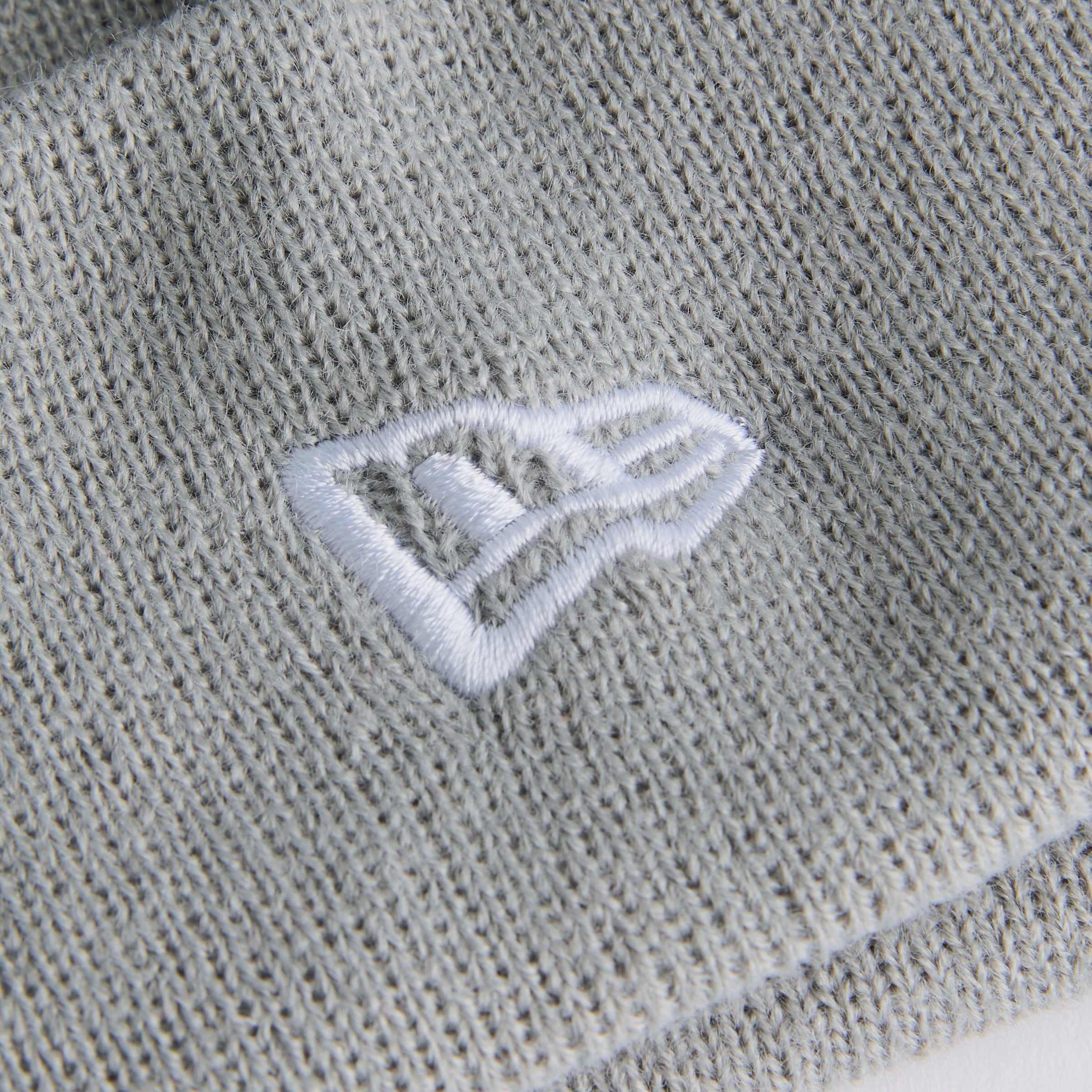 Manchester United x New Era Iridescent Cuff Beanie Grey Grey Detail [4-4]