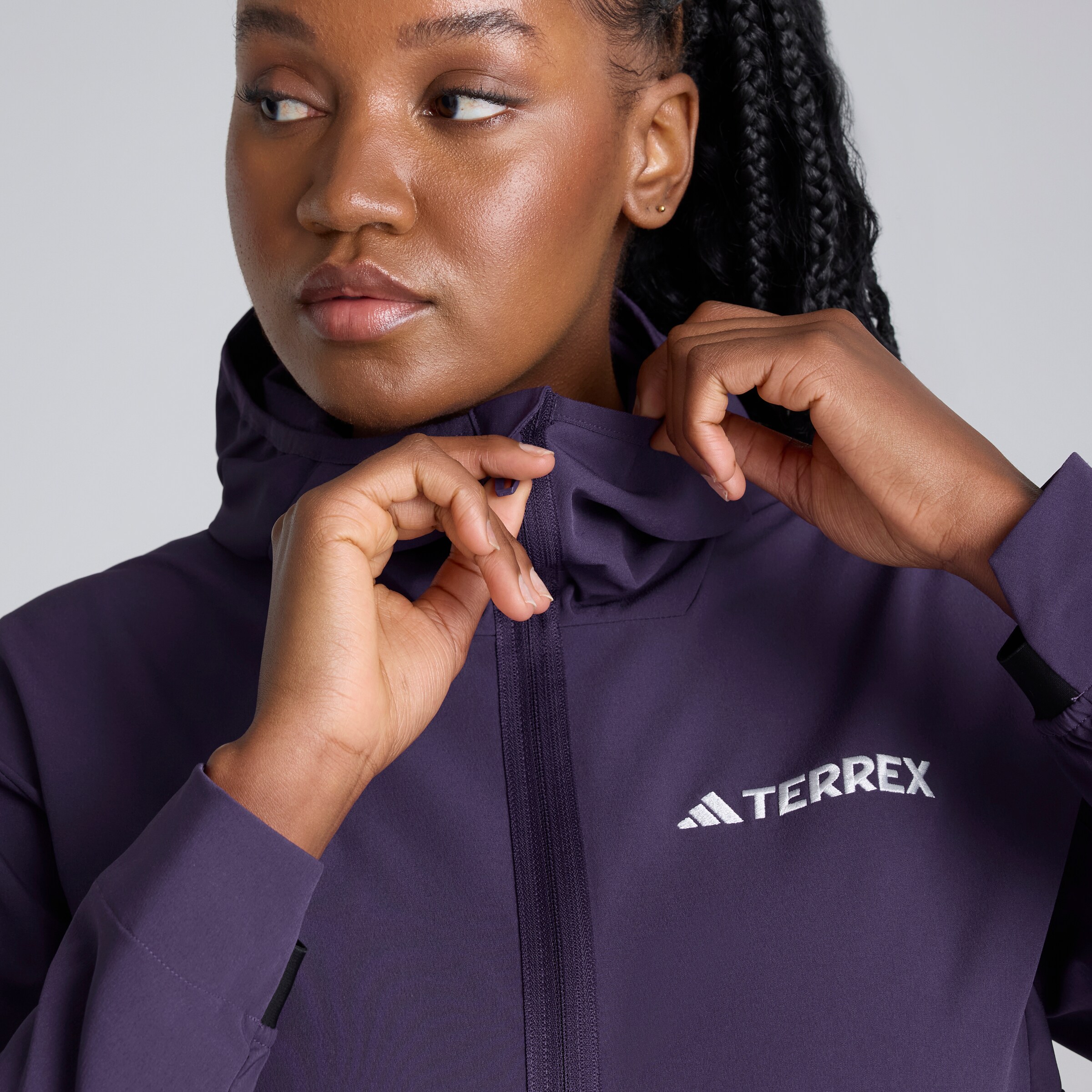 Manchester United x adidas Womens Terrex Multi Softshell Jacket Purple Violet Détail [4-6]