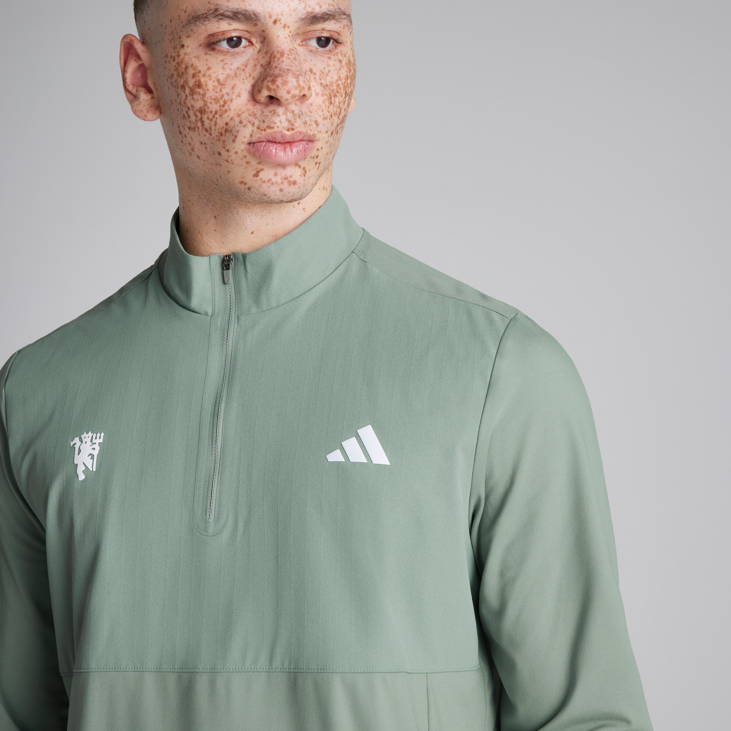 Manchester United x adidas Golf Ultimate365 Tour 1/4 Zip Sweatshirt Green Green Detail [4-5]