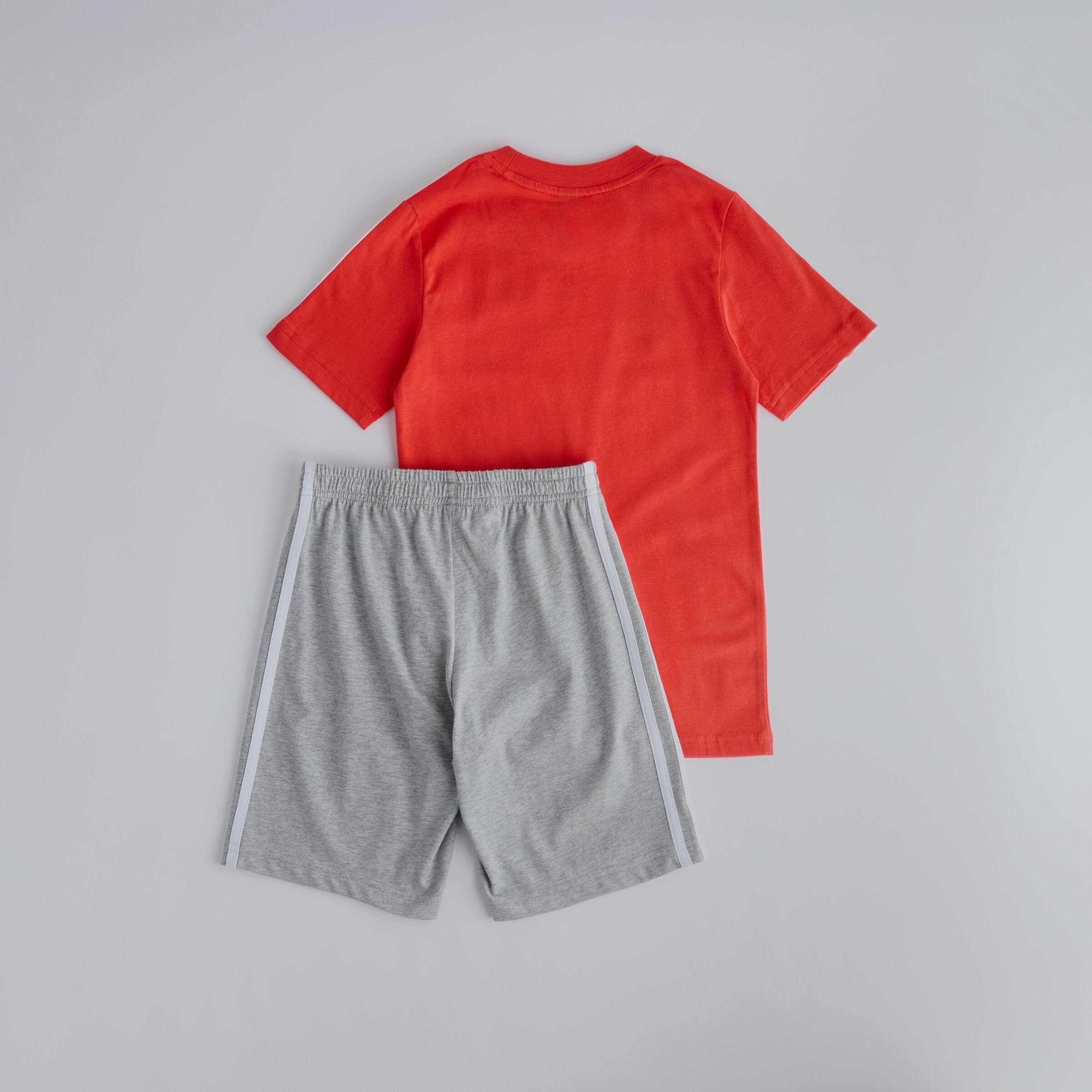 Manchester United x adidas Kids Essentials 3-Stripes Shorts Set Red/Grey Détail [2-4]