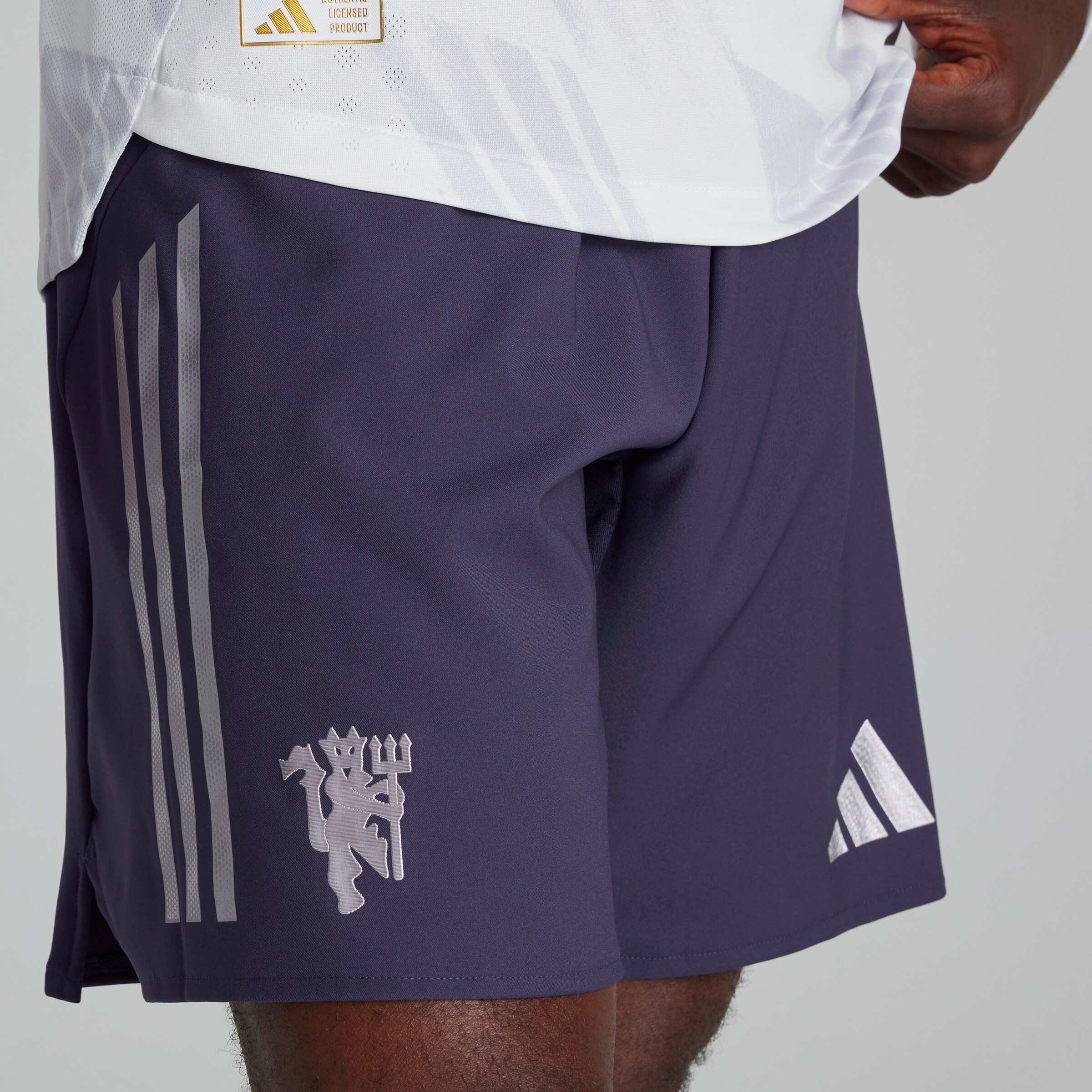 Manchester United 25/26 Adult Away Authentic  Shorts Purple Violet Détail [4-5]