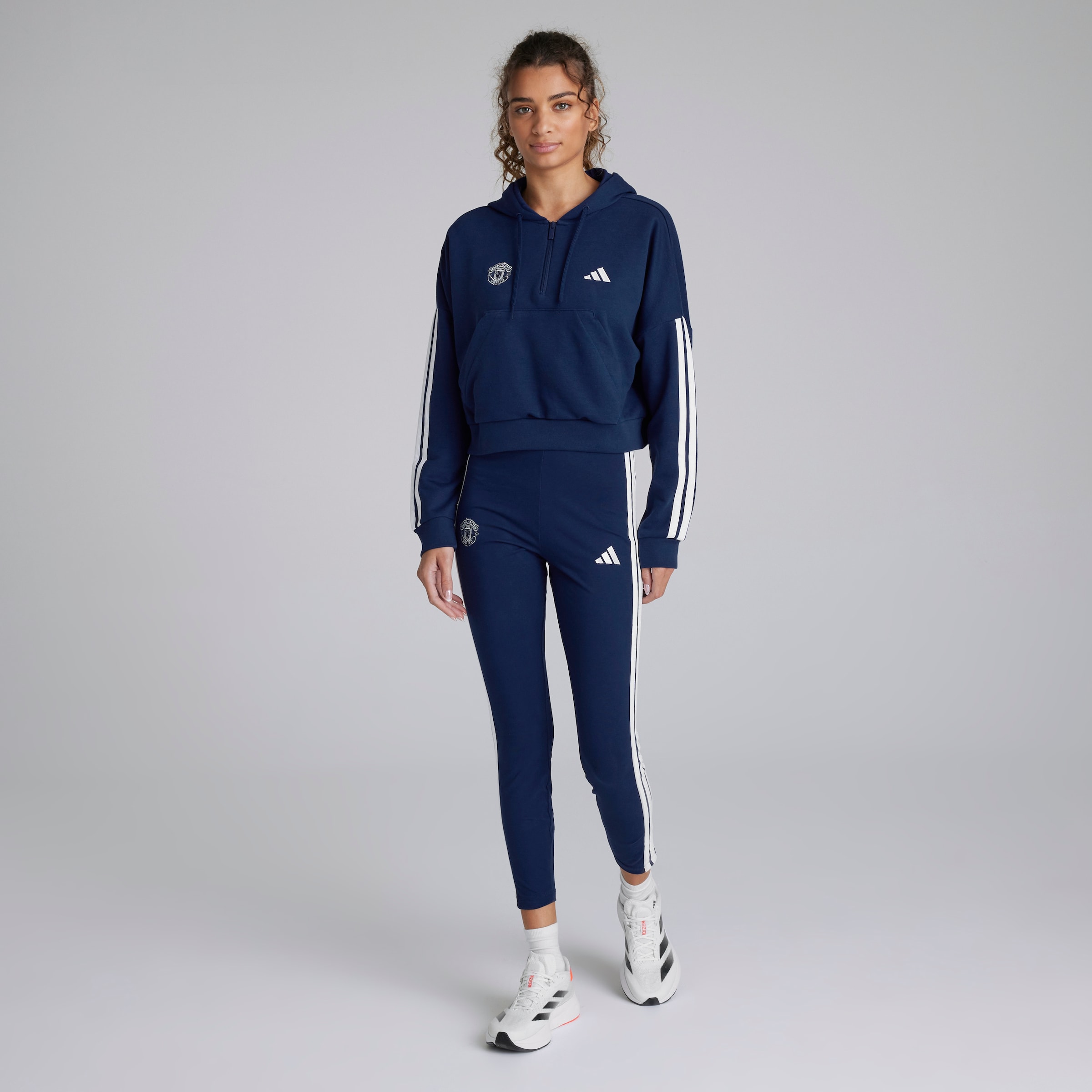 Manchester United x adidas Womens Essentials 3-Stripes French Terry 1/4 Zip Hoodie Blue Bleu Détail [3-5]