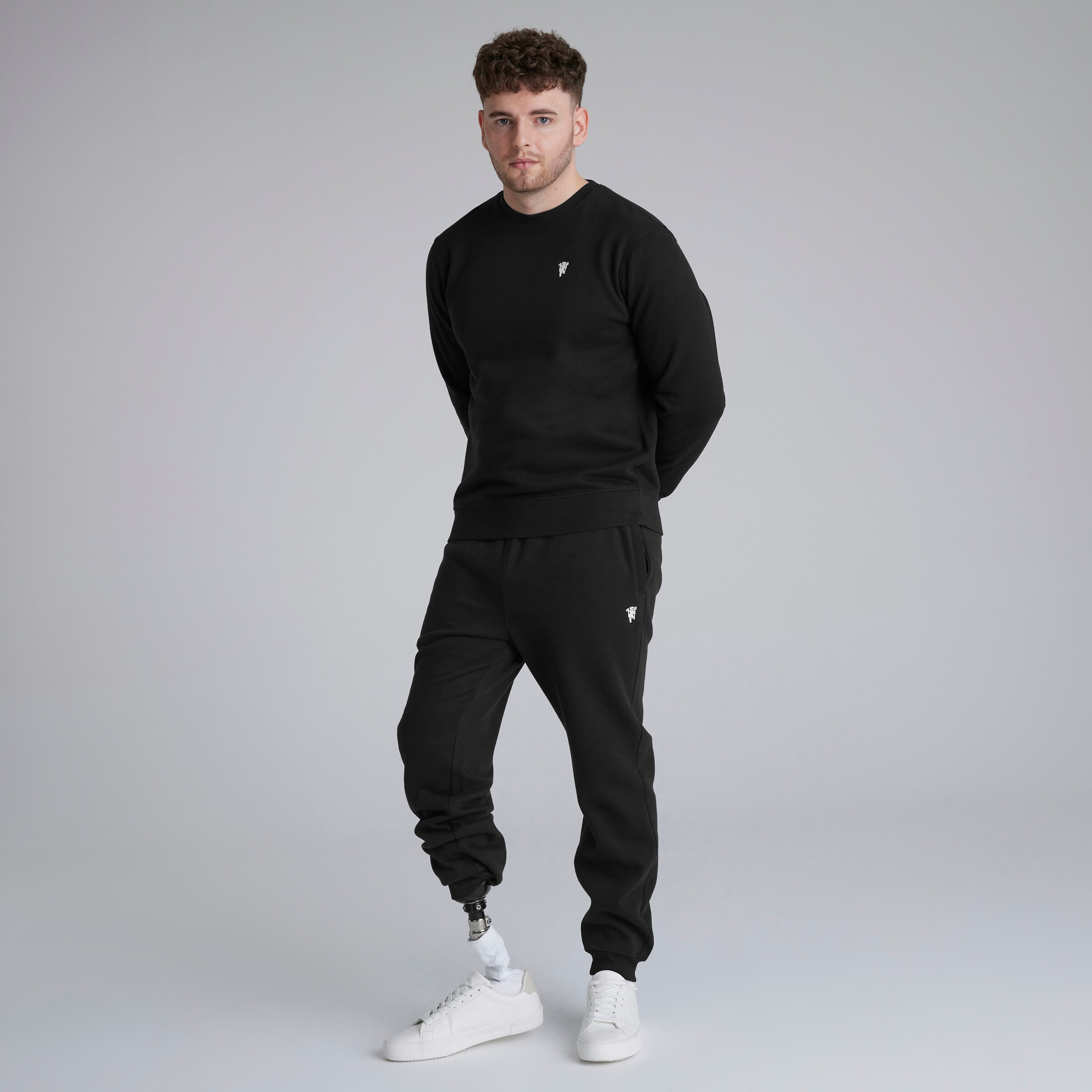 Manchester United Devil Essentials Sweatshirt Black Noir Détail [3-4]