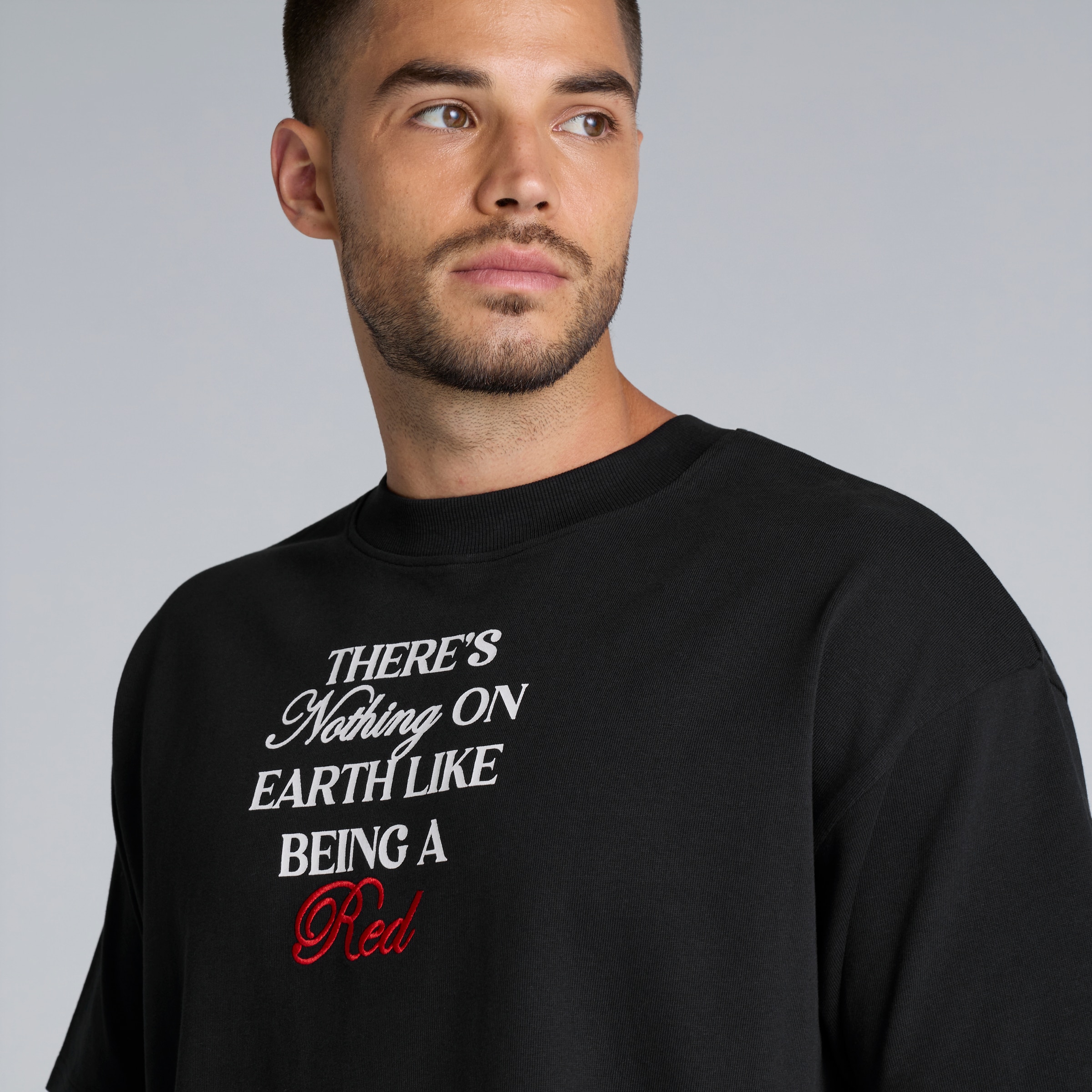 Manchester United There's Nothing on Earth Like Being a Red Print T-Shirt Black Negro Detalle [4-5]