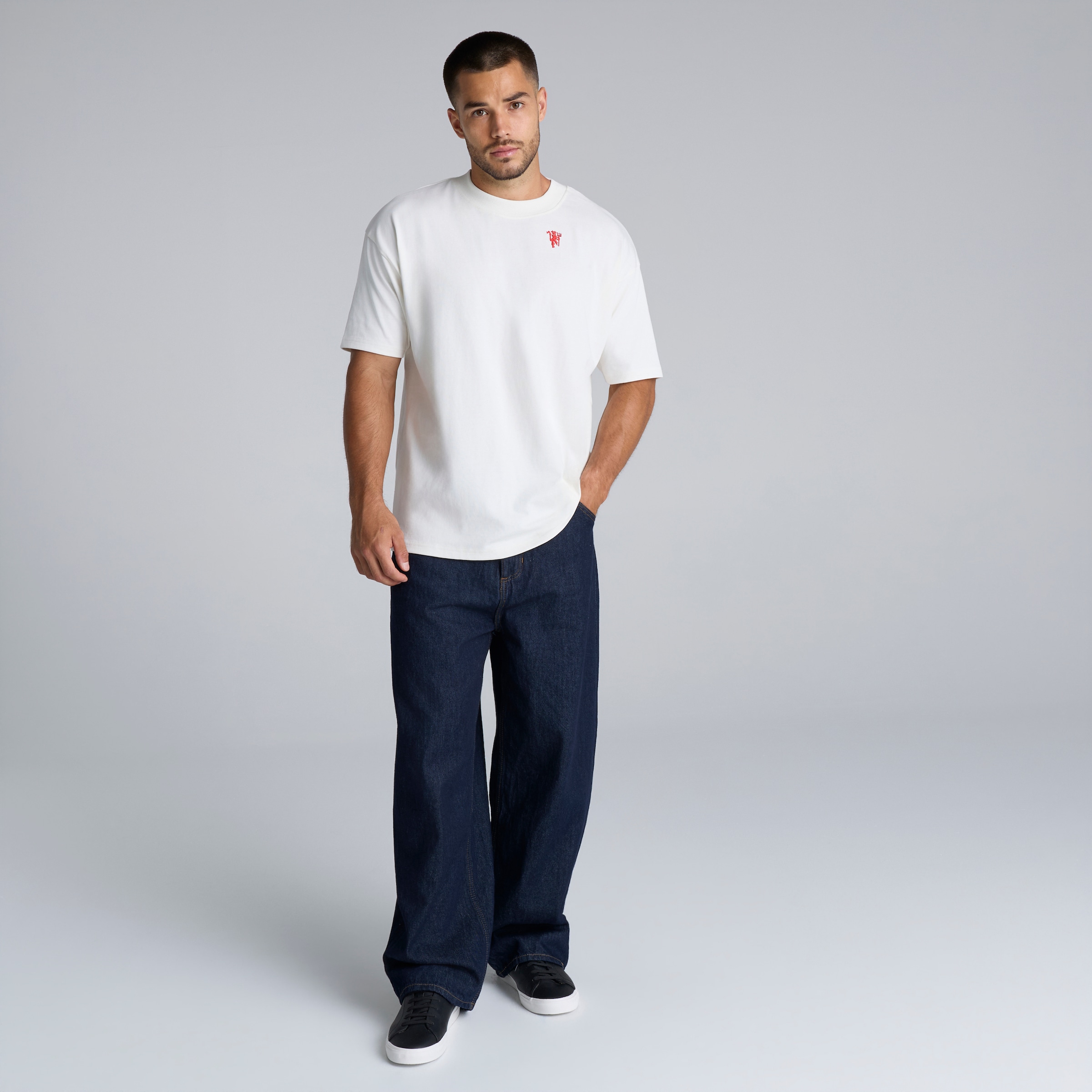 Manchester United There's Nothing on Earth Like Being a Red Back Print T-Shirt White Blanco Detalle [3-5]