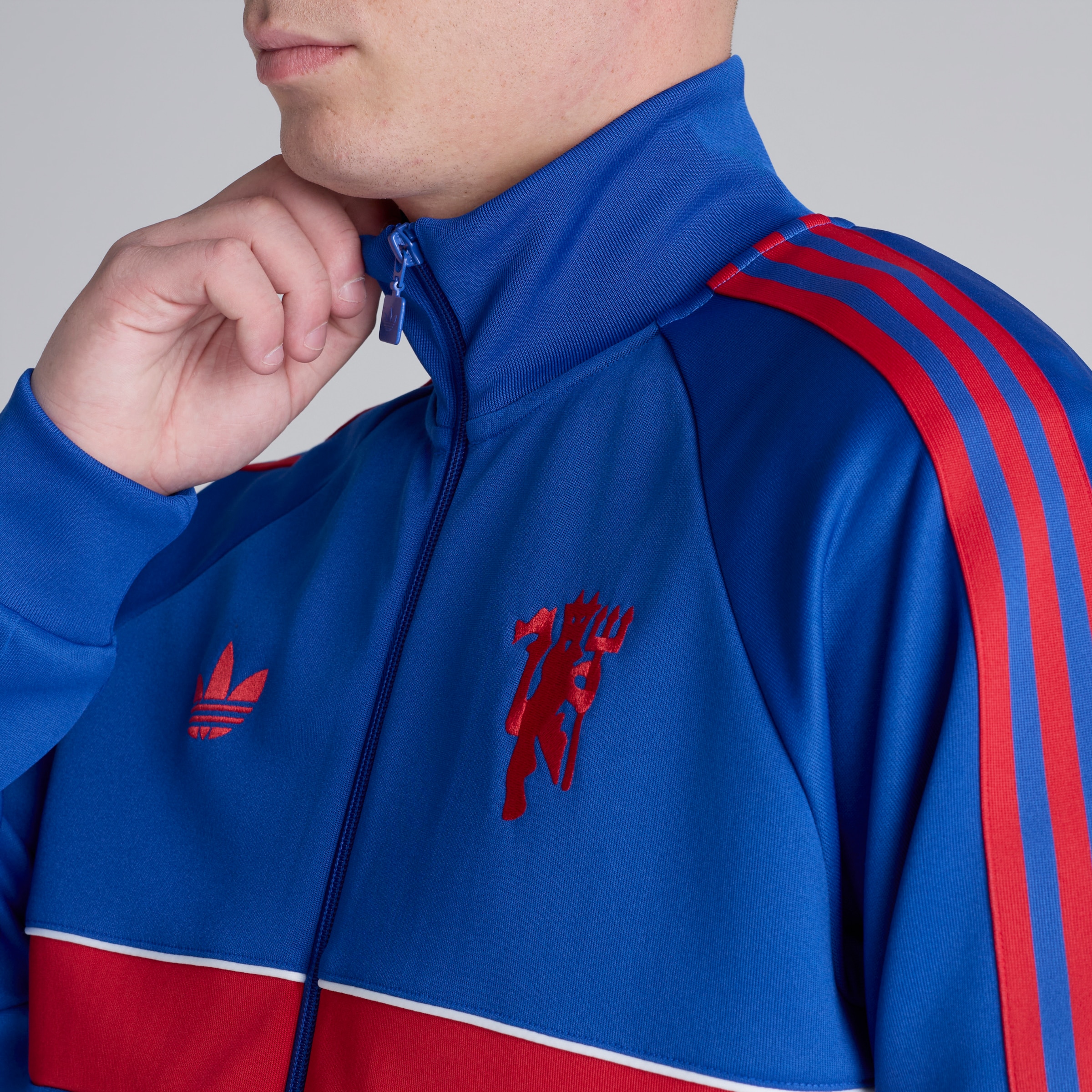 Manchester United x adidas Originals Track Top Blue Bleu Détail [5-6]