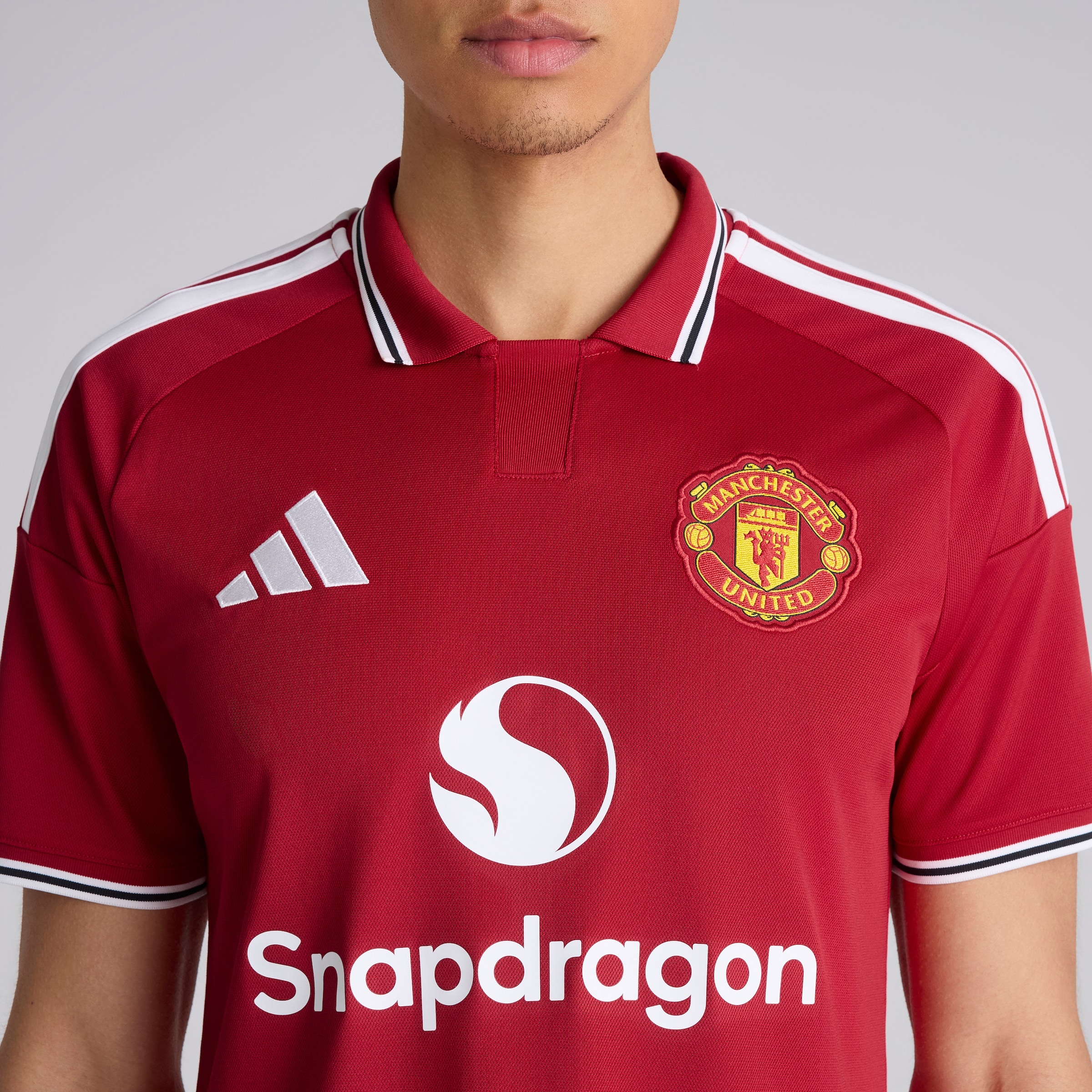 Manchester United 26/27 Home Jersey with Cunha 10 EPL Printing & Badge Rouge Détail [5-6]