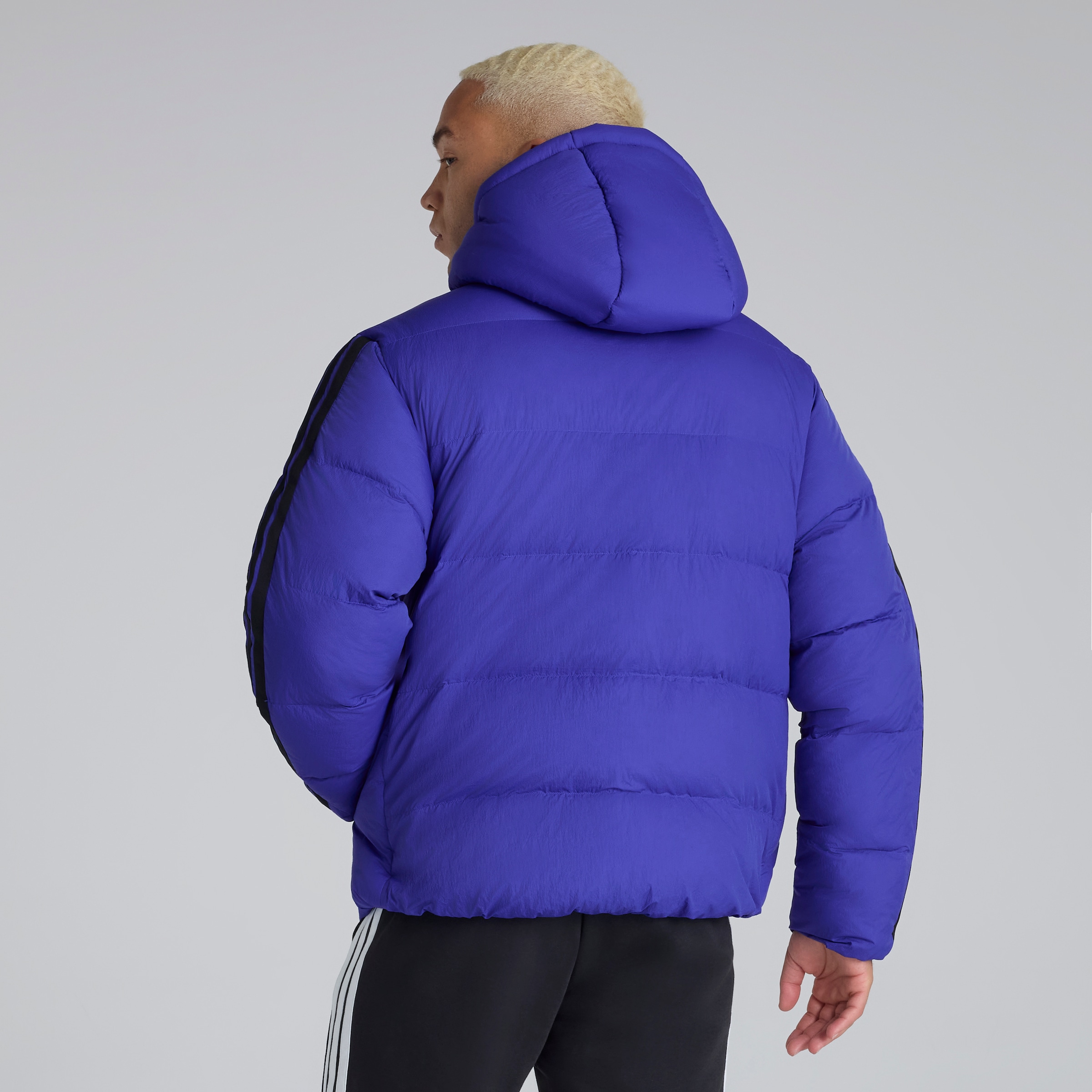 Manchester United x adidas Essentials 3-Stripes CLIMAWARM Puffer Jacket Blue Blue Detail [2-5]