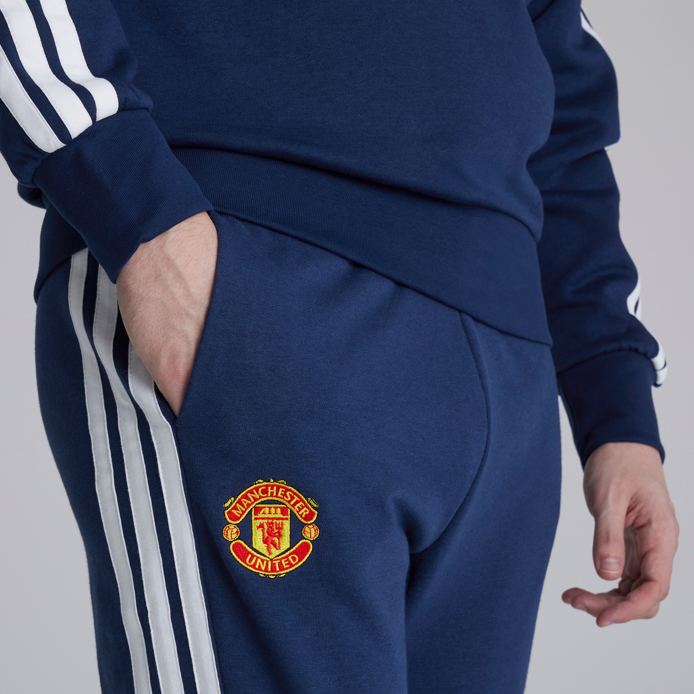 Manchester United x adidas Essentials 3-Stripes French Terry Joggers Blue Bleu Détail [5-6]