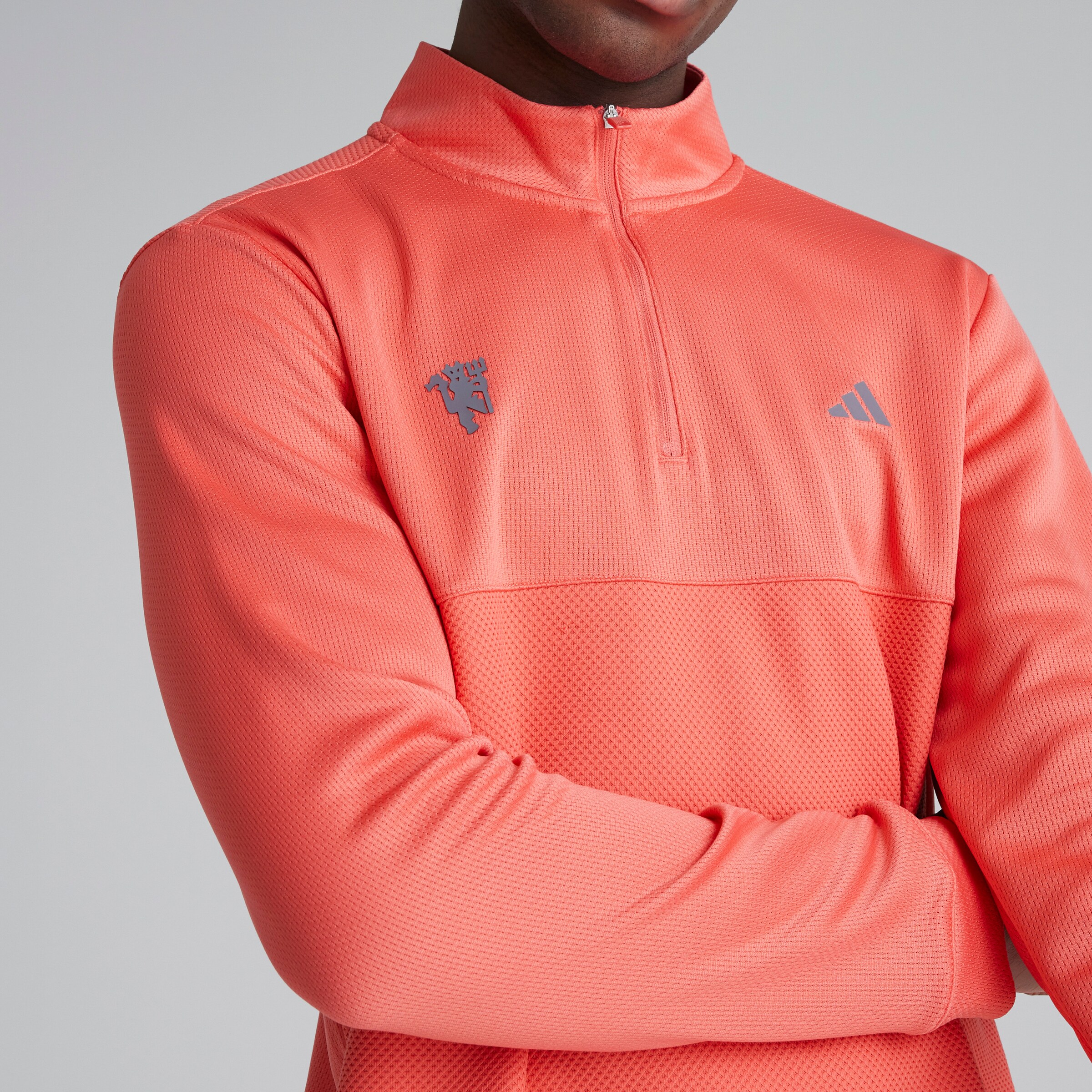 Manchester United x adidas Golf Ultimate365 Textured 1/4 Zip Red Red Detail [4-5]