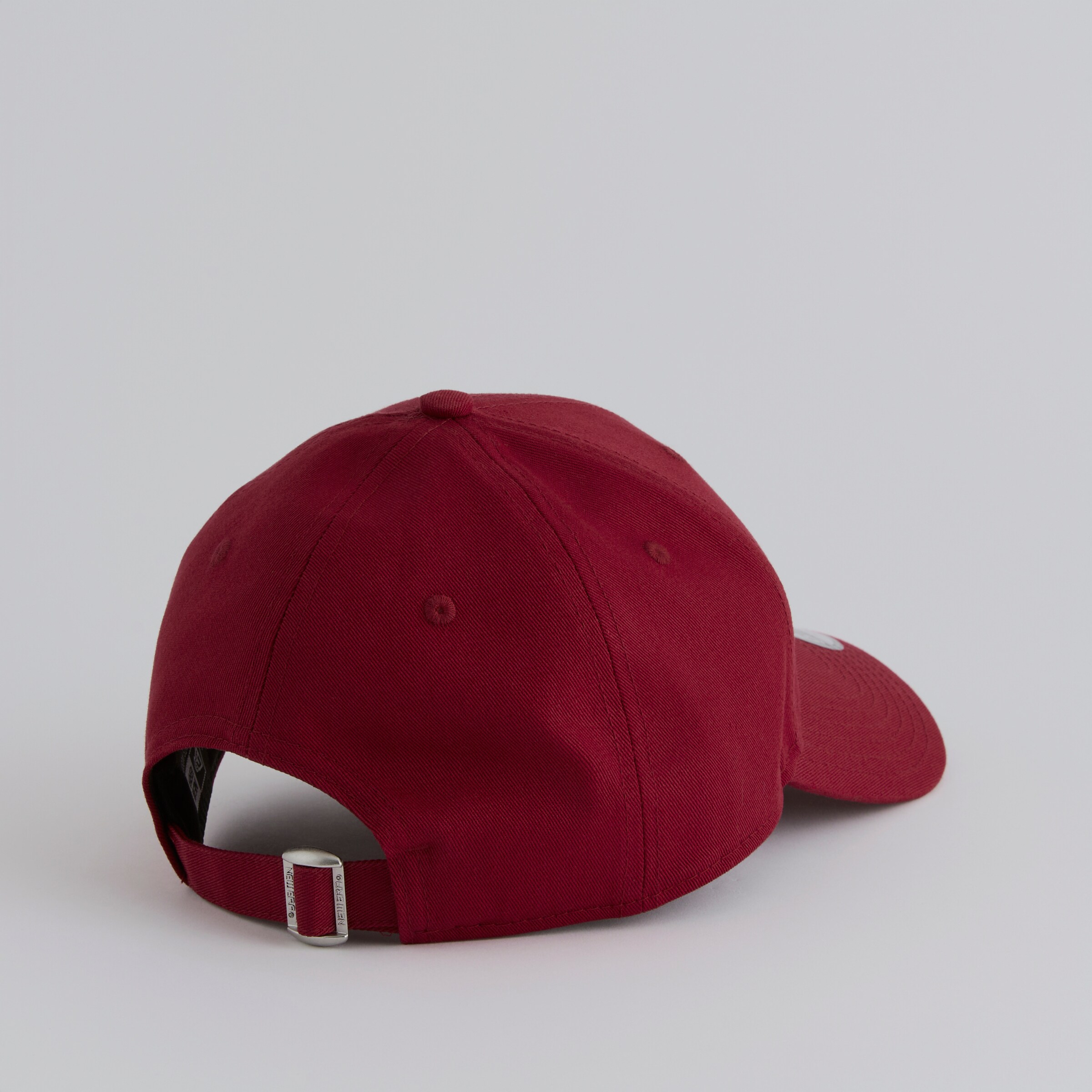 Manchester United x New Era Tonal Devil 9Forty Cap Burnt Red Red Detail [4-5]