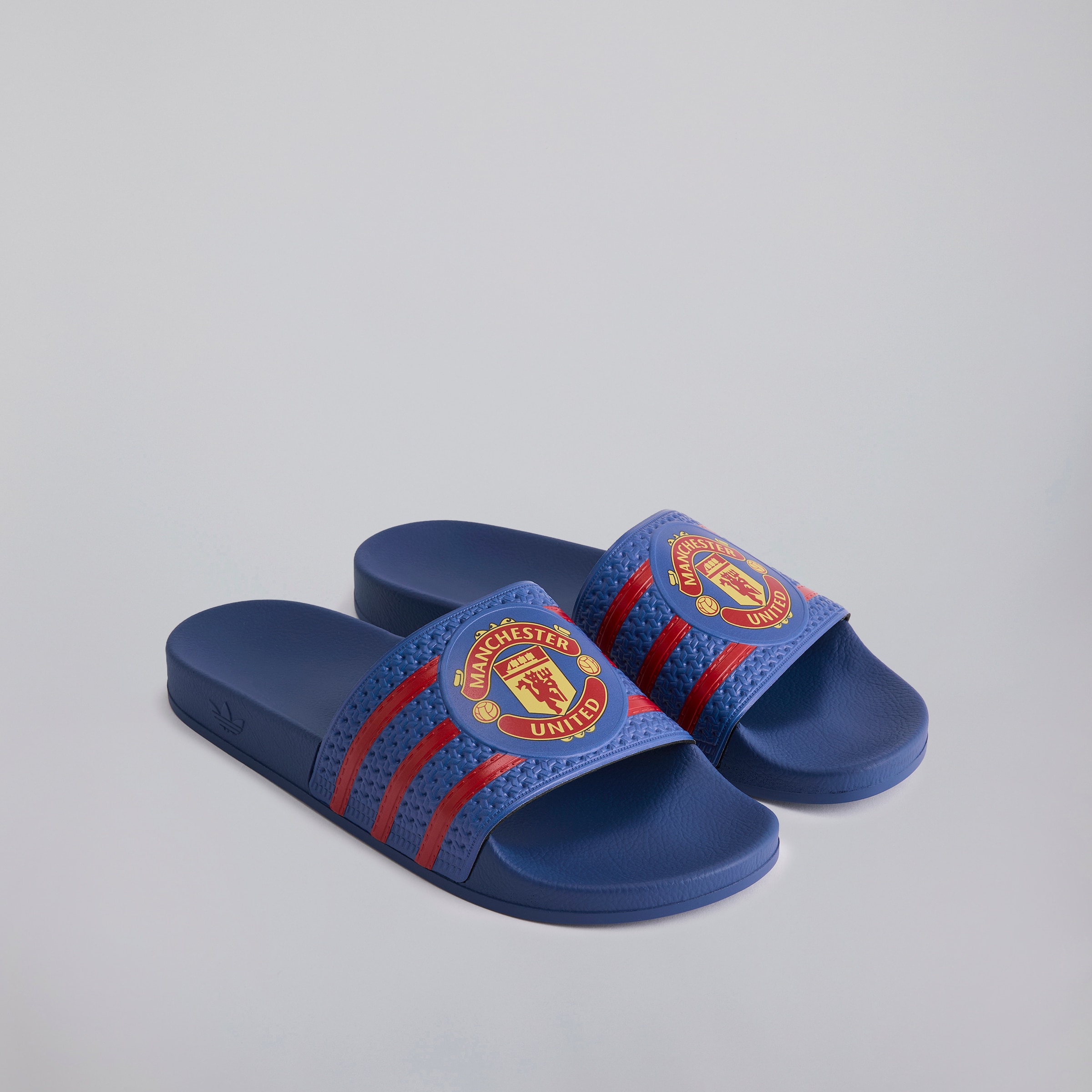 Manchester United x adidas Trefoil Slides Blue Bleu Détail [2-6]