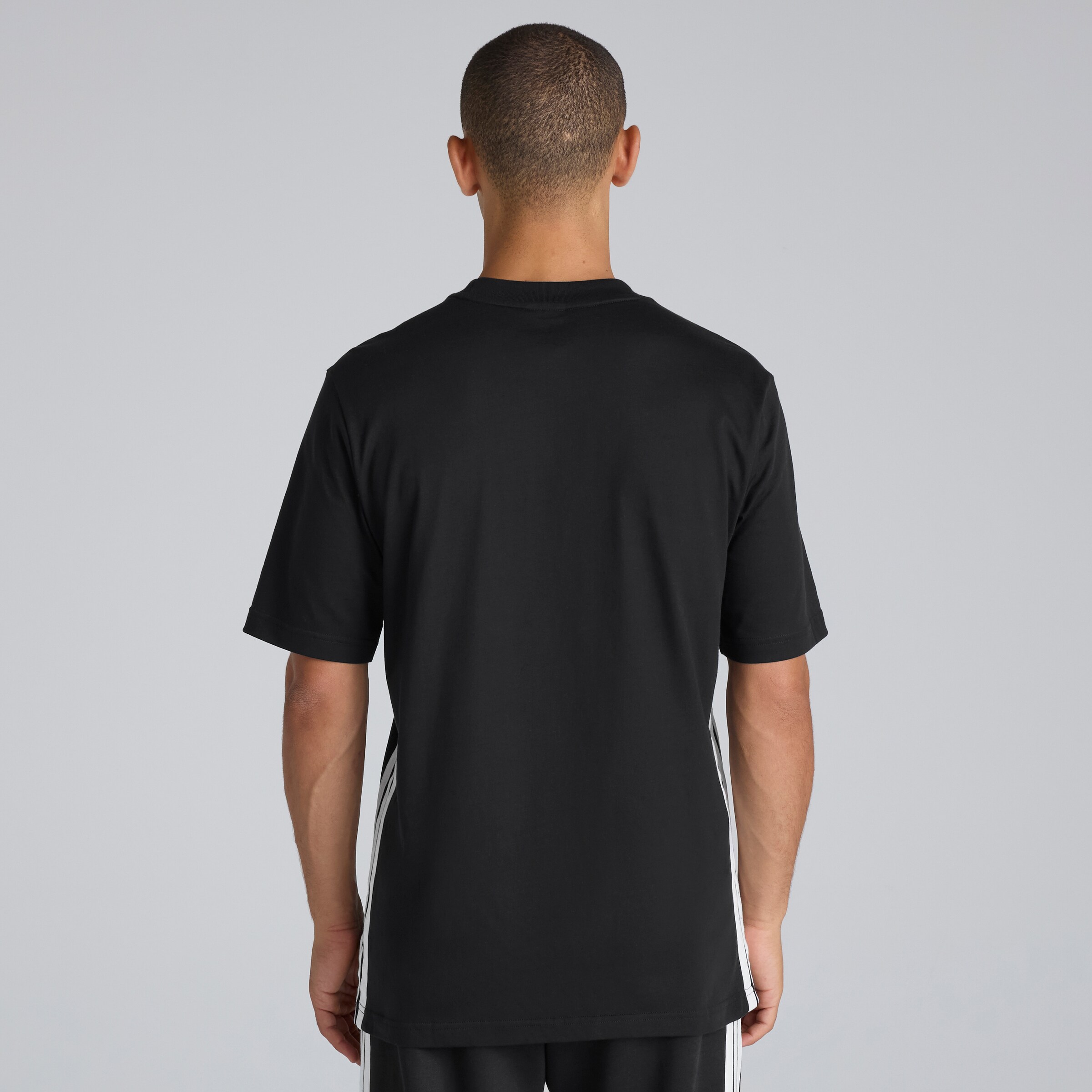 Manchester United x adidas Essentials 3-Stripes T-Shirt Black Noir Détail [2-5]
