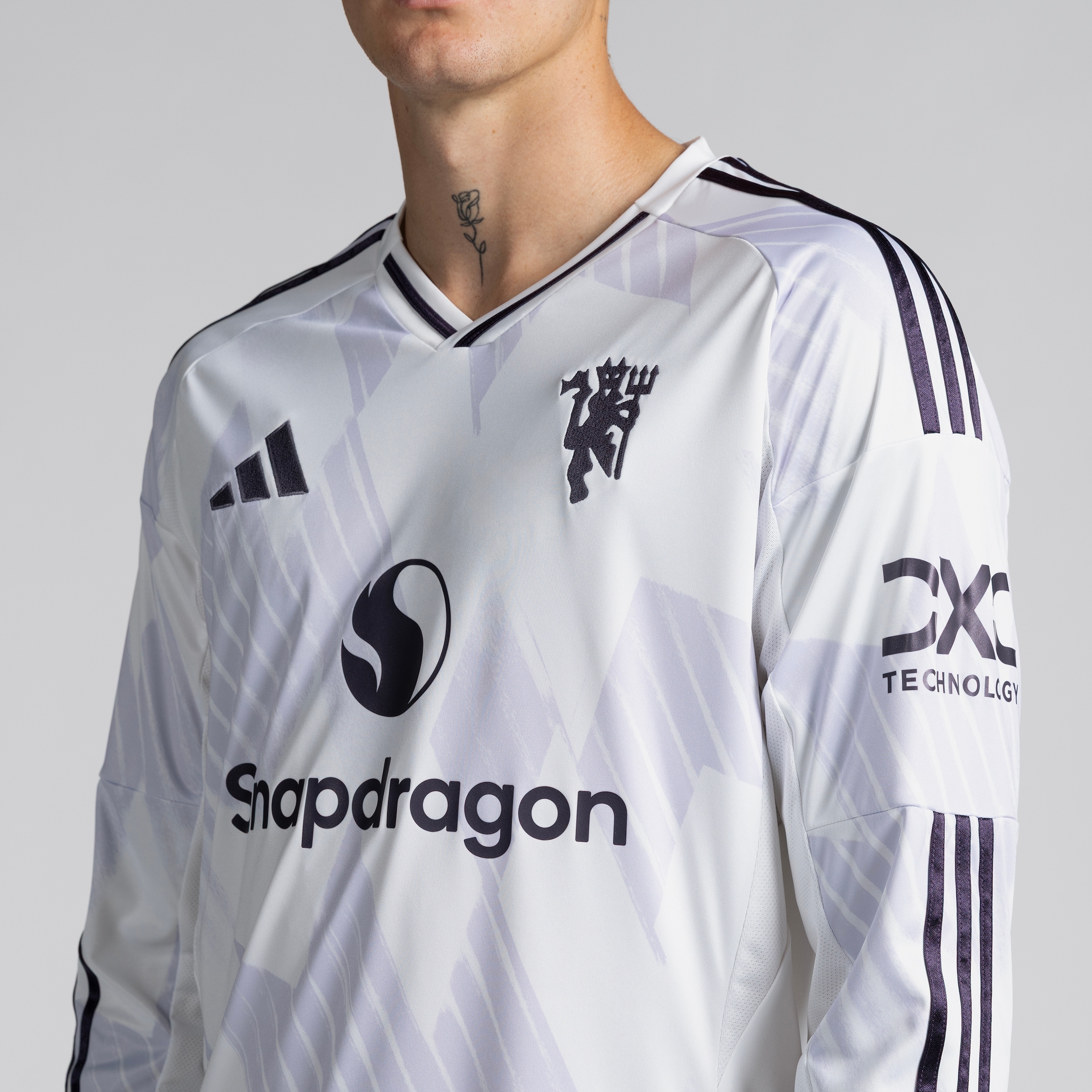 Manchester United 25/26 Long Sleeve Away Jersey White Detail [4-5]
