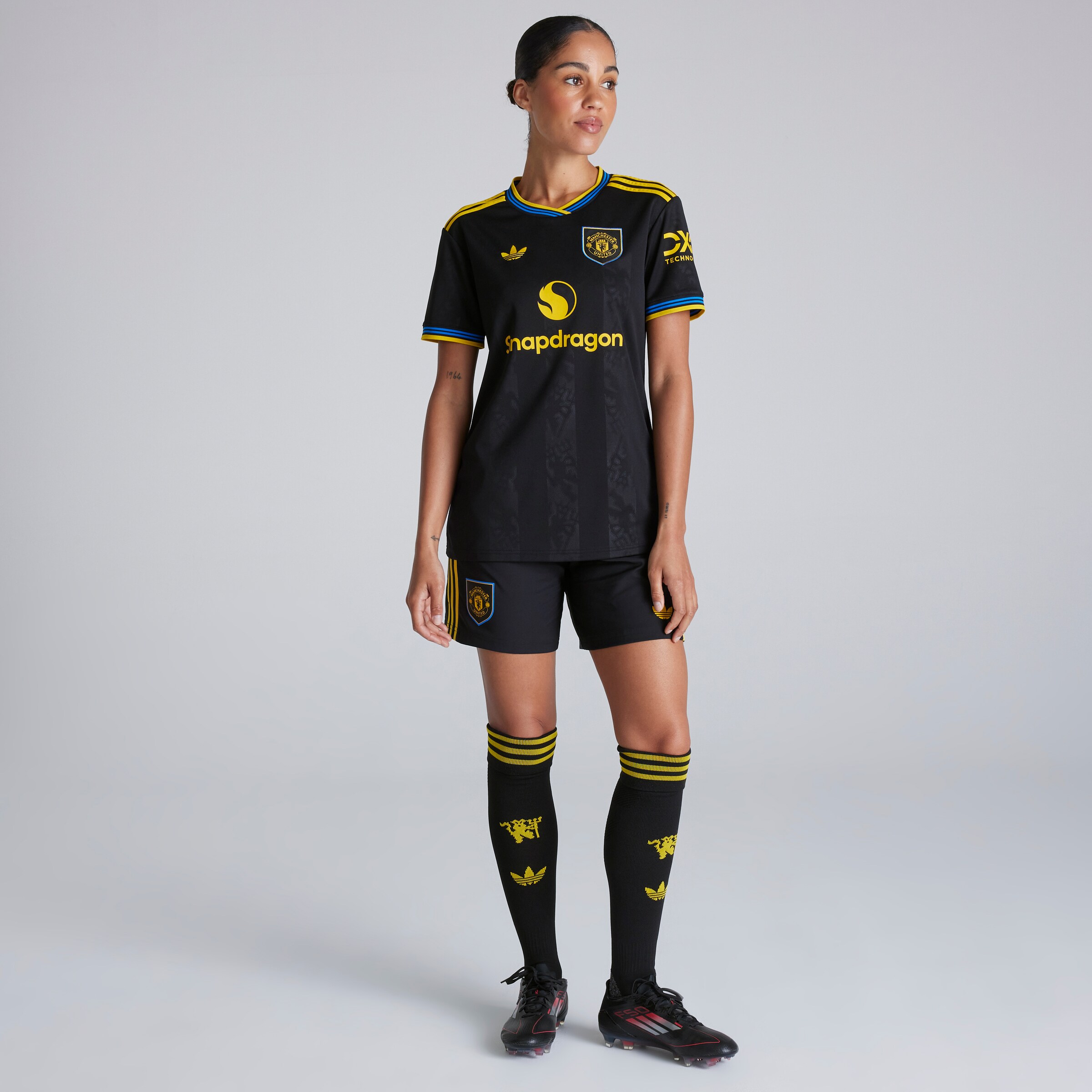 Manchester United 25/26 Womens Third Jersey Negro Detalle [3-5]