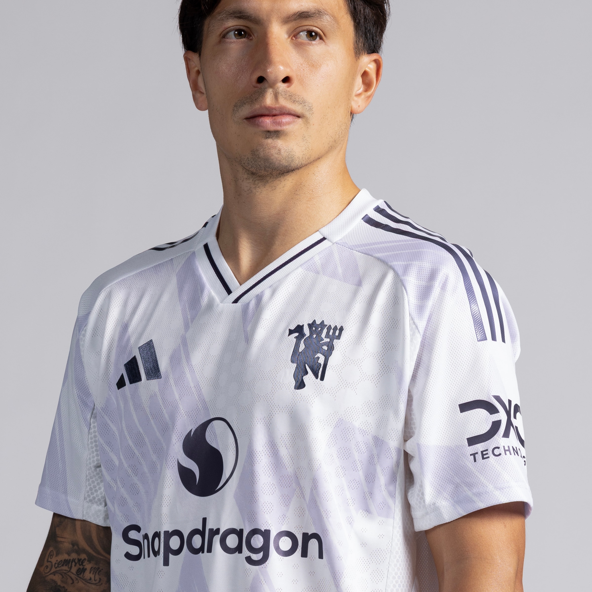 Manchester United 25/26 Away Authentic Jersey Blanc Détail [4-5]