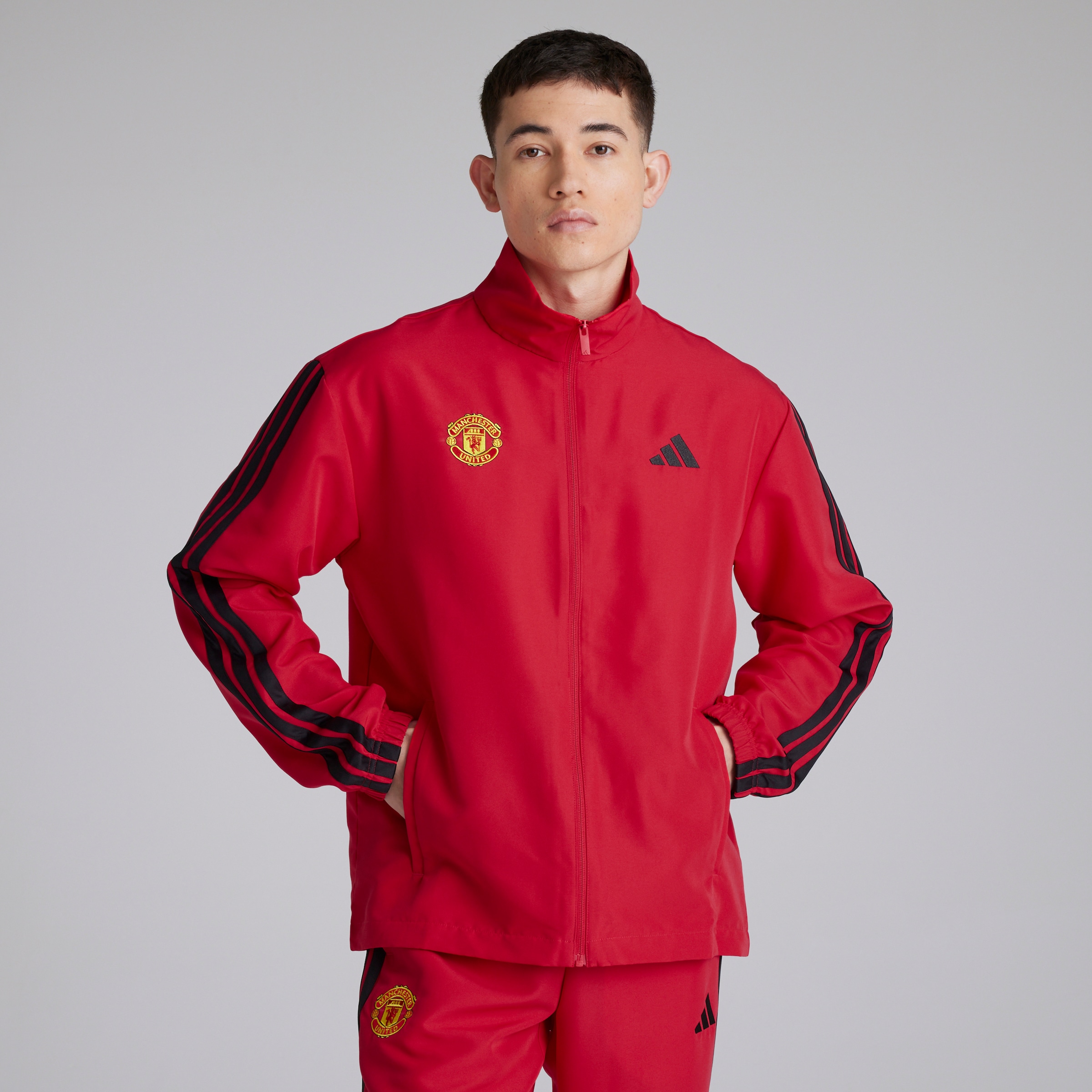Manchester United x adidas Essentials 3-Stripes Woven Tracksuit Red Rouge Détail [3-5]