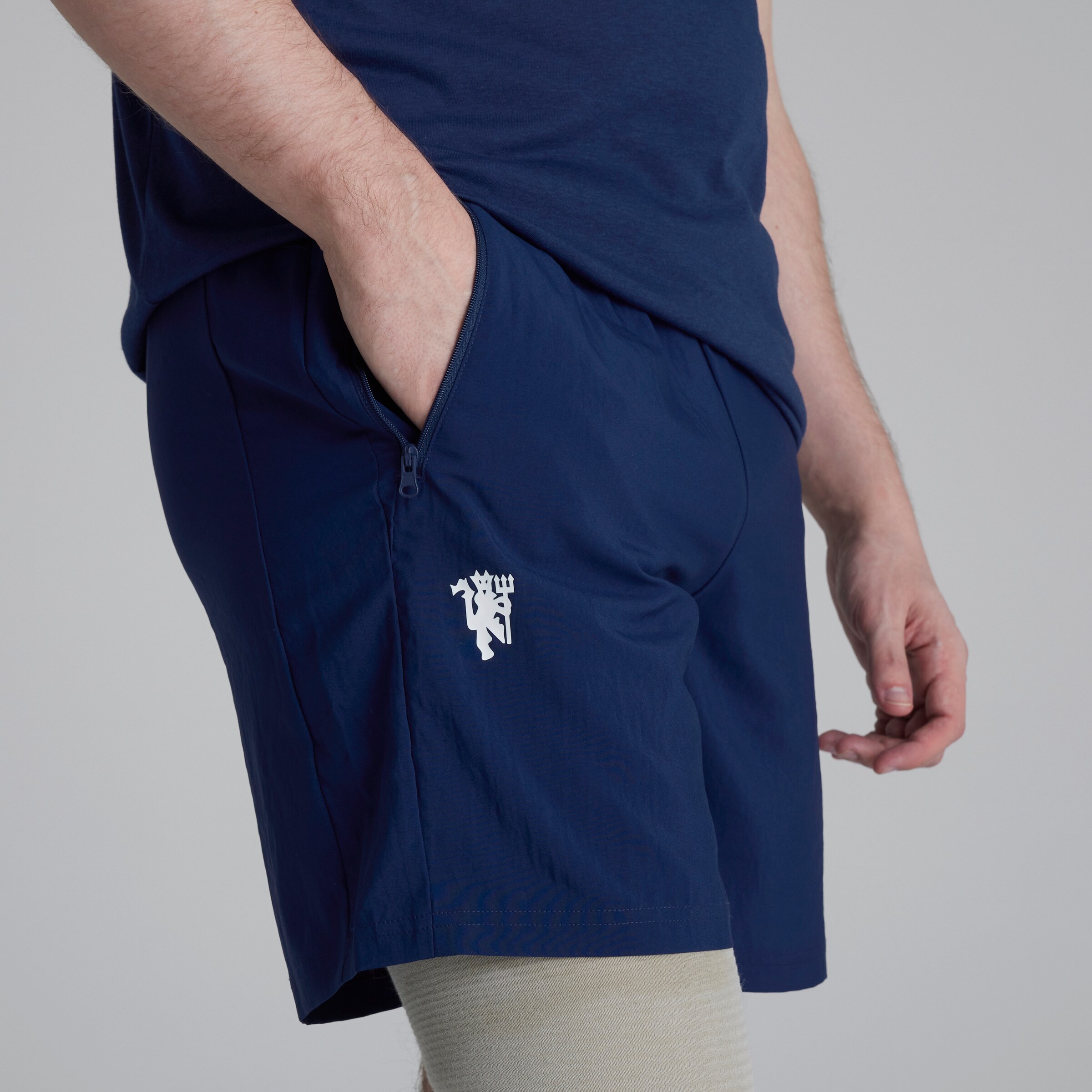 Manchester United x adidas Essentials Training AEROREADY Woven Short Blue Bleu Détail [4-8]