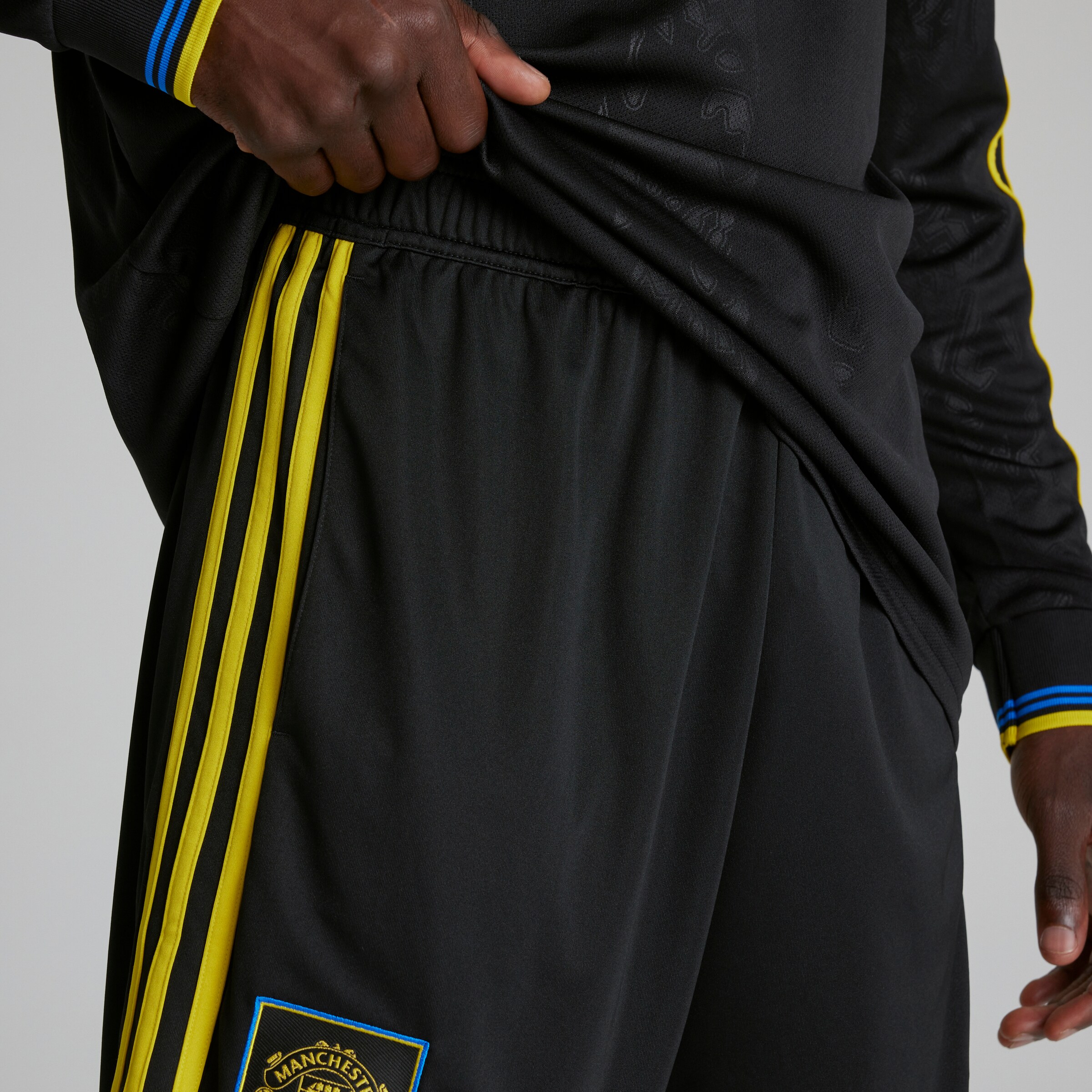 Manchester United 25/26 Third Shorts Noir Détail [6-8]