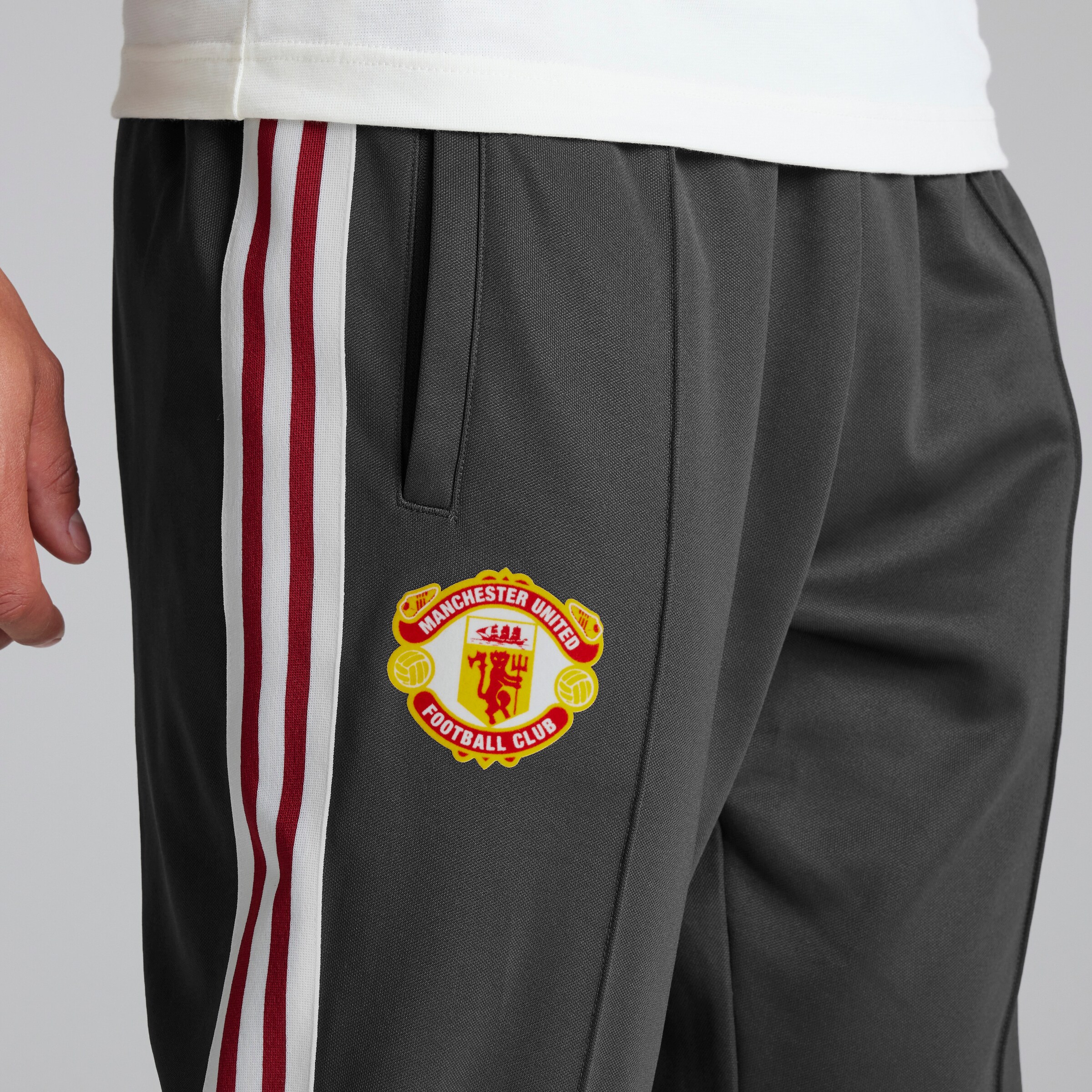 Manchester United x adidas Originals Adicolor Track Pants Black Noir Détail [5-6]