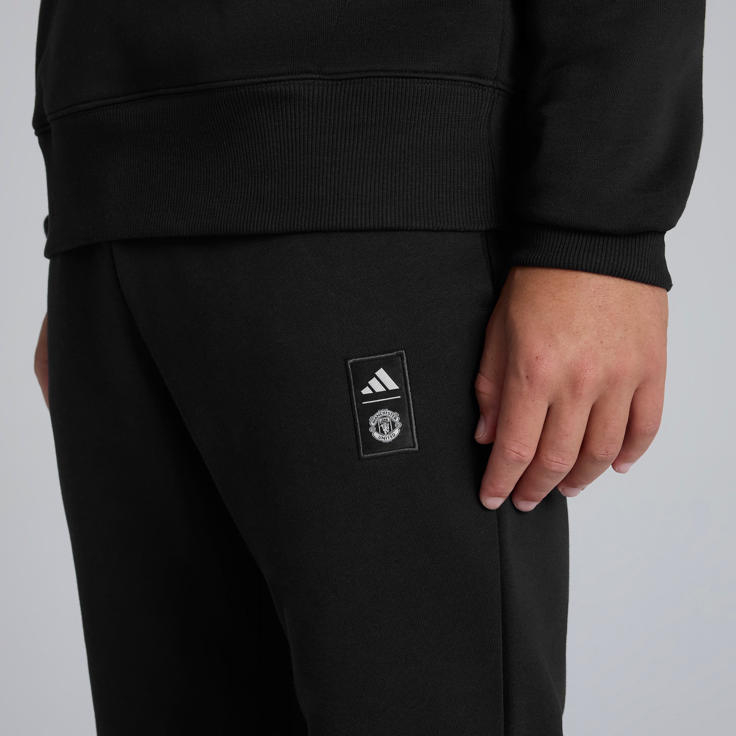 Manchester United x adidas Seasonal Pant Black Noir Détail [5-6]