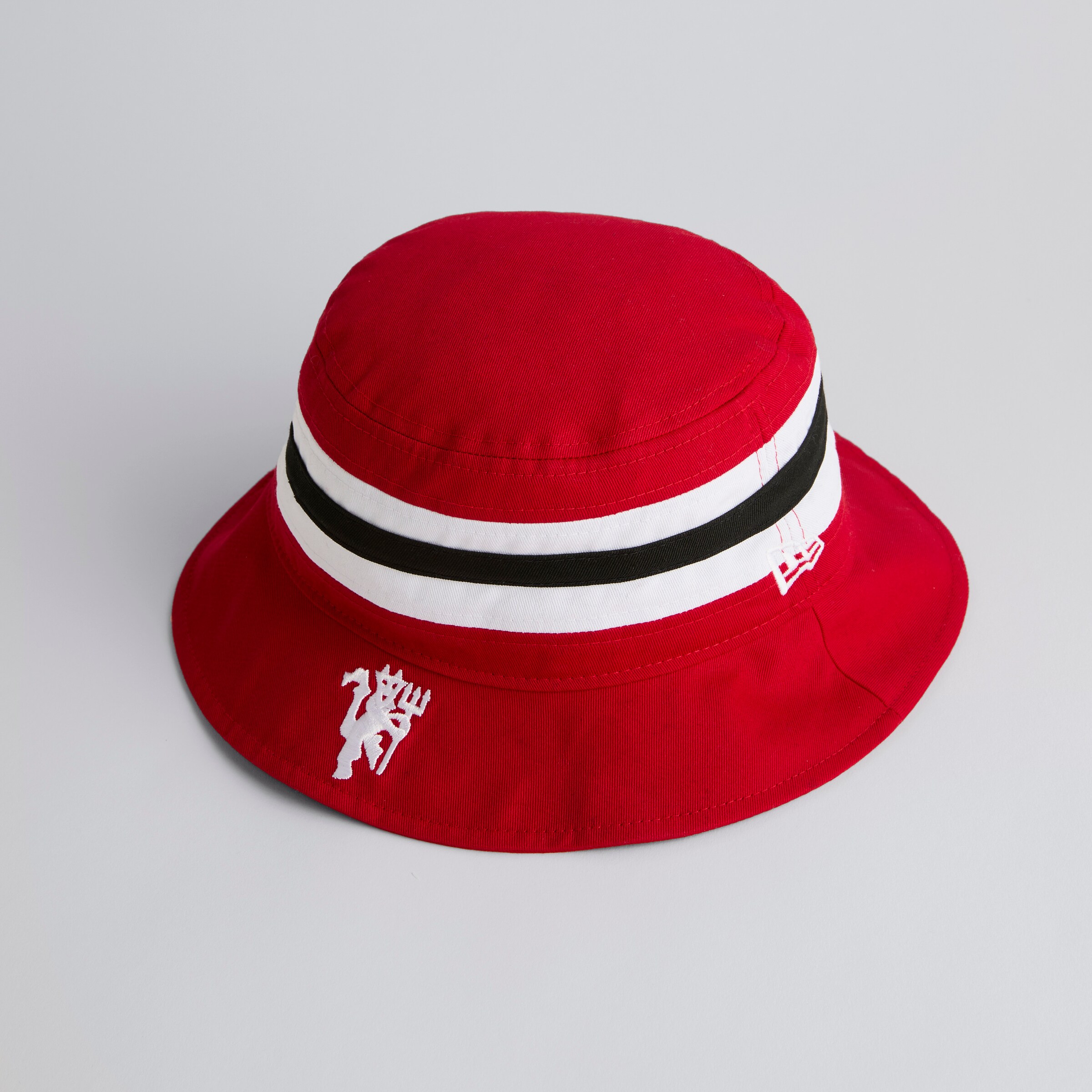 Manchester United x New Era Bar Stripe Bucket Hat Red Detail [3-4]