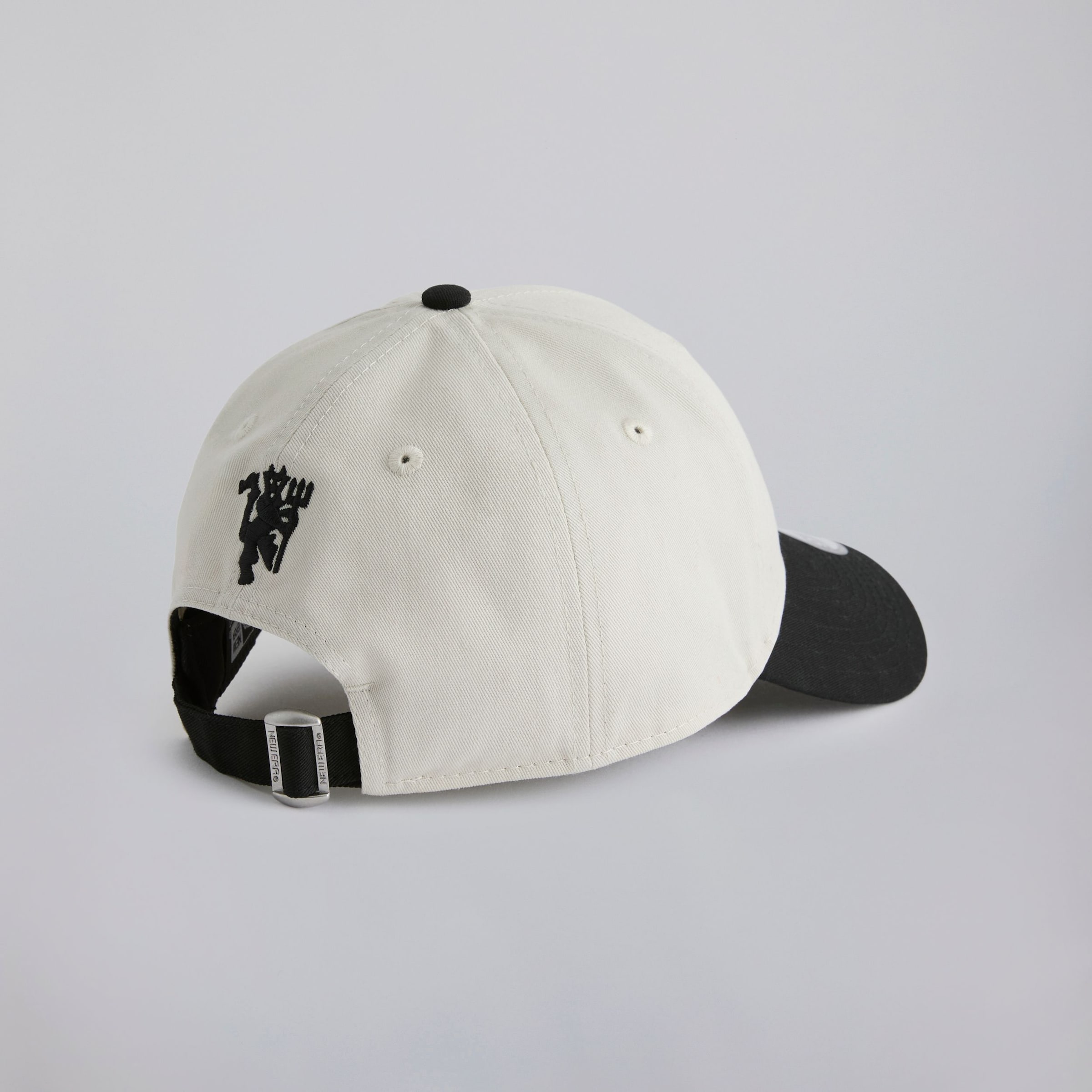 Manchester United x New Era Monogram 9Forty Contrast Cap Cream Beige Detail [4-5]
