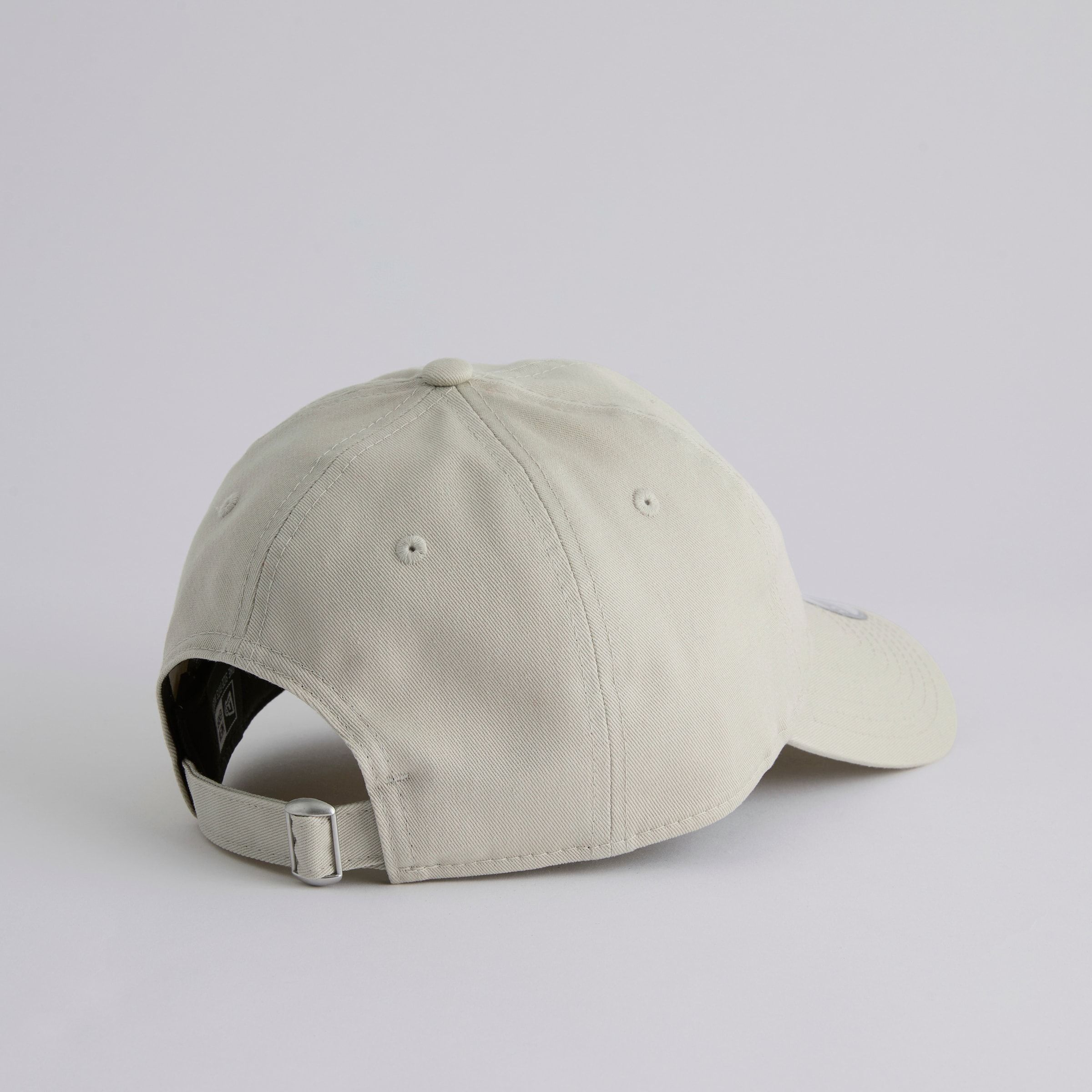 Manchester United x New Era 9Twenty Tonal Cap Stone Beige Detail [4-5]