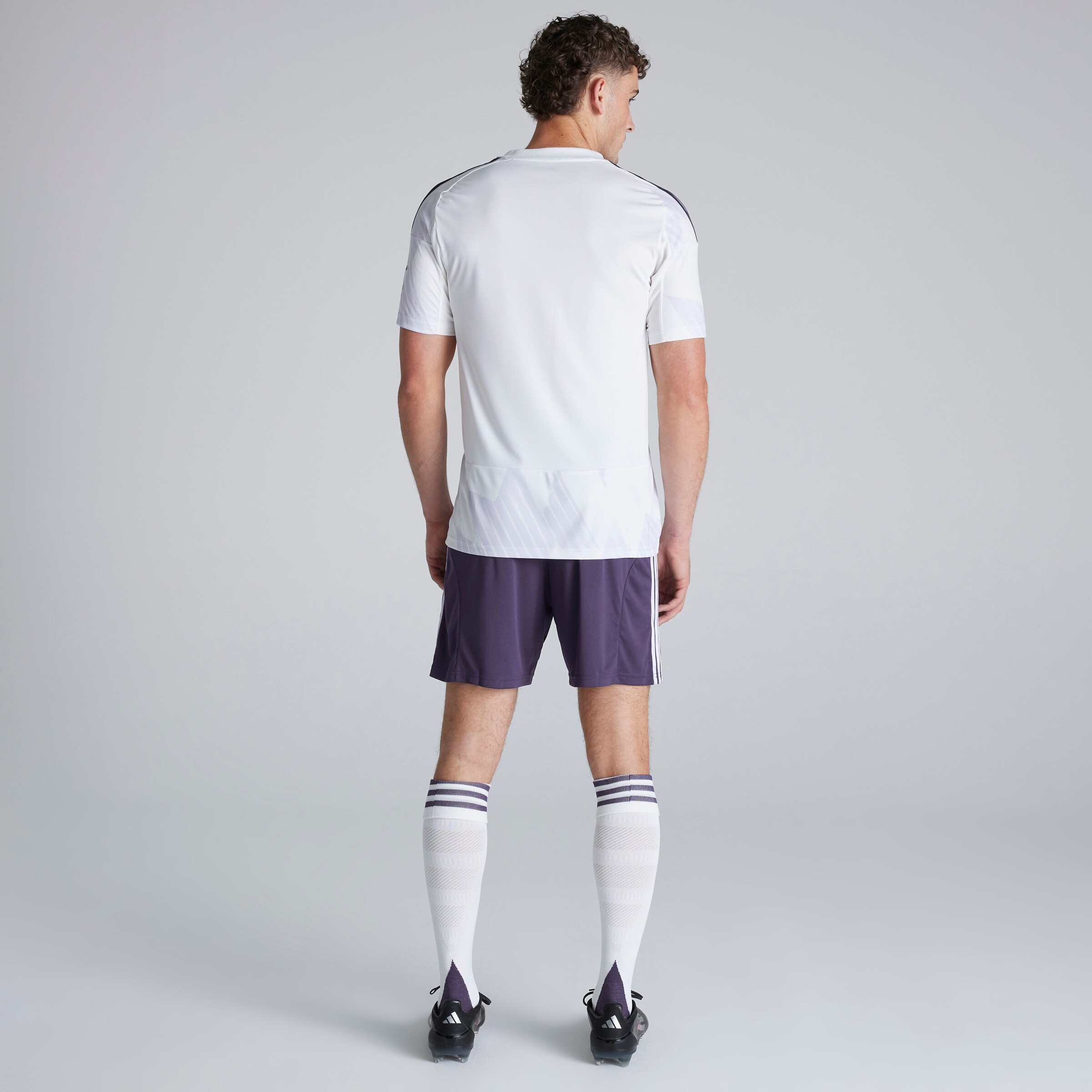 Manchester United 25/26 Away Shorts Violet Détail [2-5]