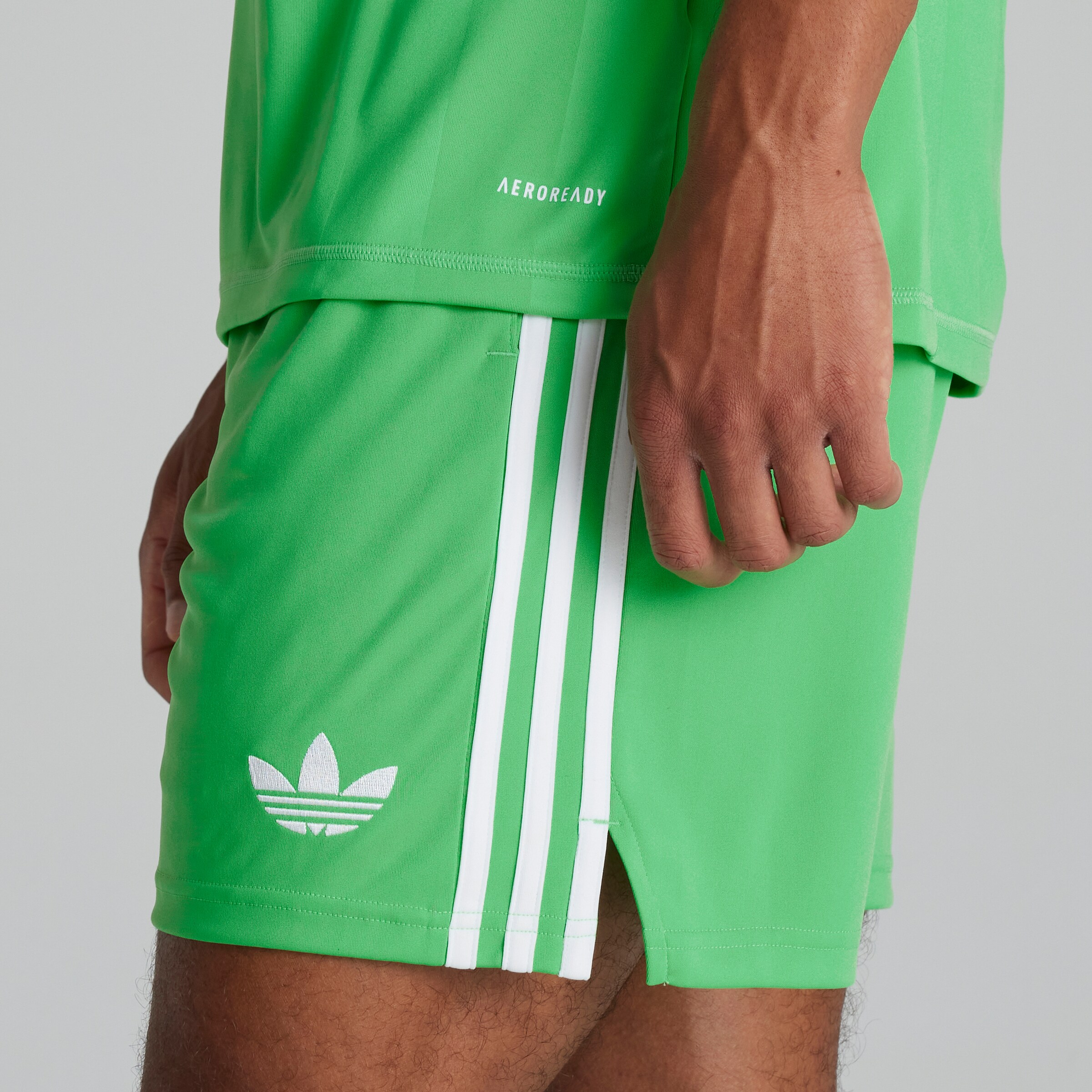 Manchester United 25/26 Mens Goalkeeper Shorts Green Green Detail [5-6]