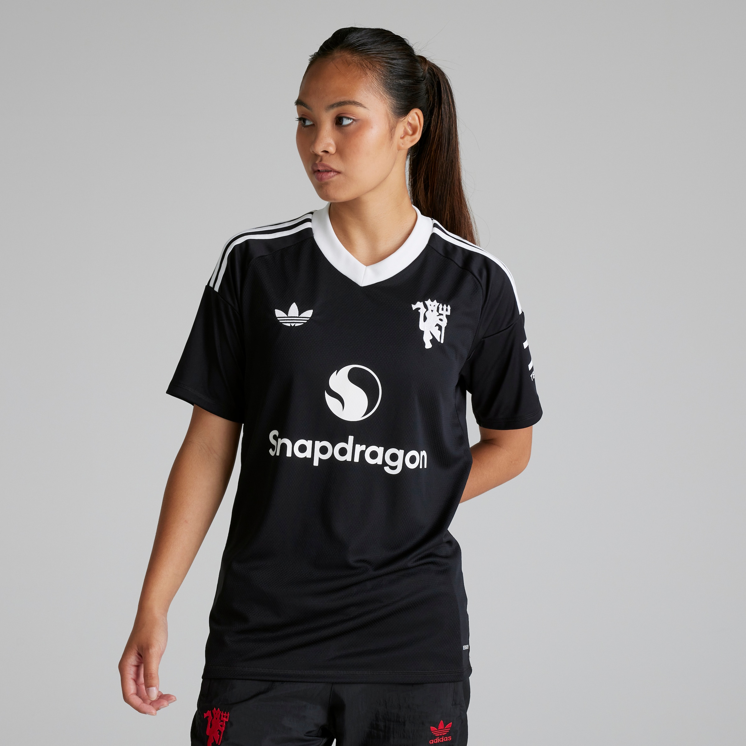 Manchester United 24/25 Third Goalkeeper Jersey Black Detail [2-8]