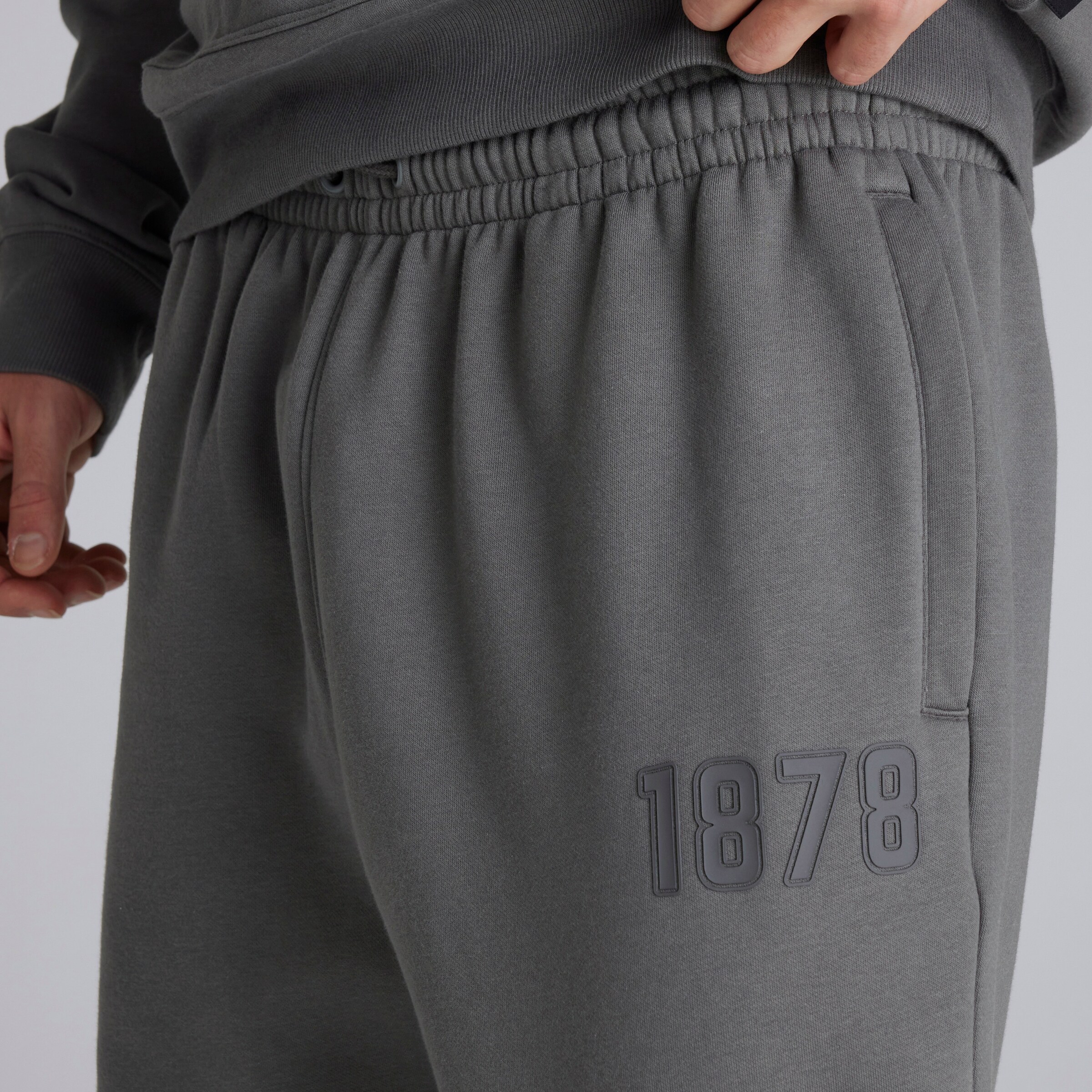 Manchester United Mens 1878 Joggers Slate Gris Détail [4-5]
