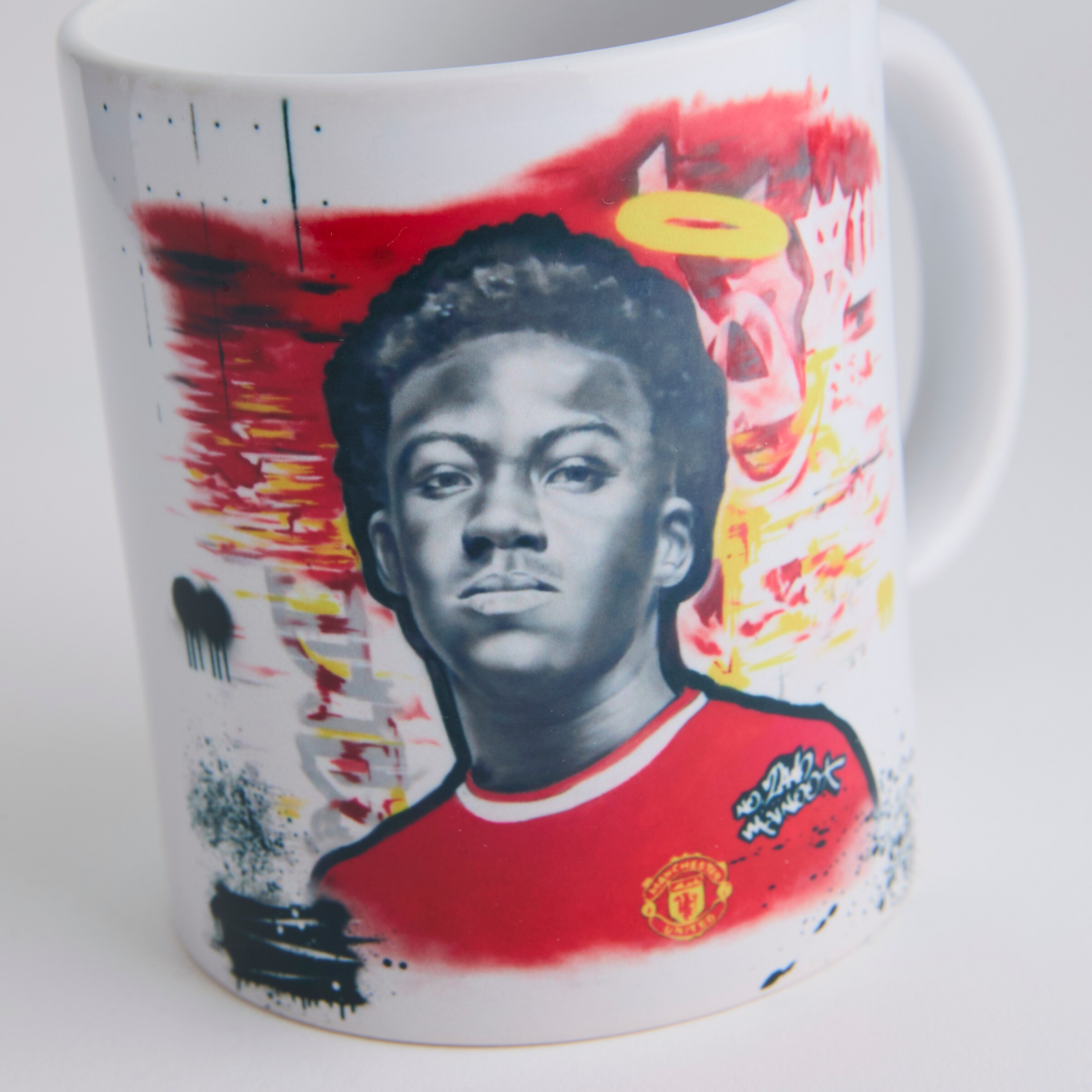 Manchester United Graffiti Mainoo Mug White Blanc Détail [4-4]