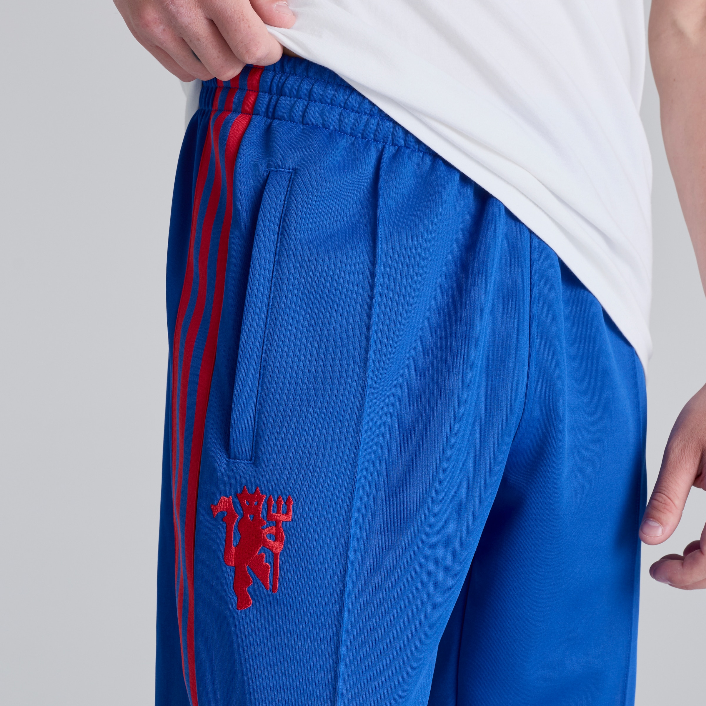 Manchester United x adidas Originals Track Pants Blue Bleu Détail [5-5]