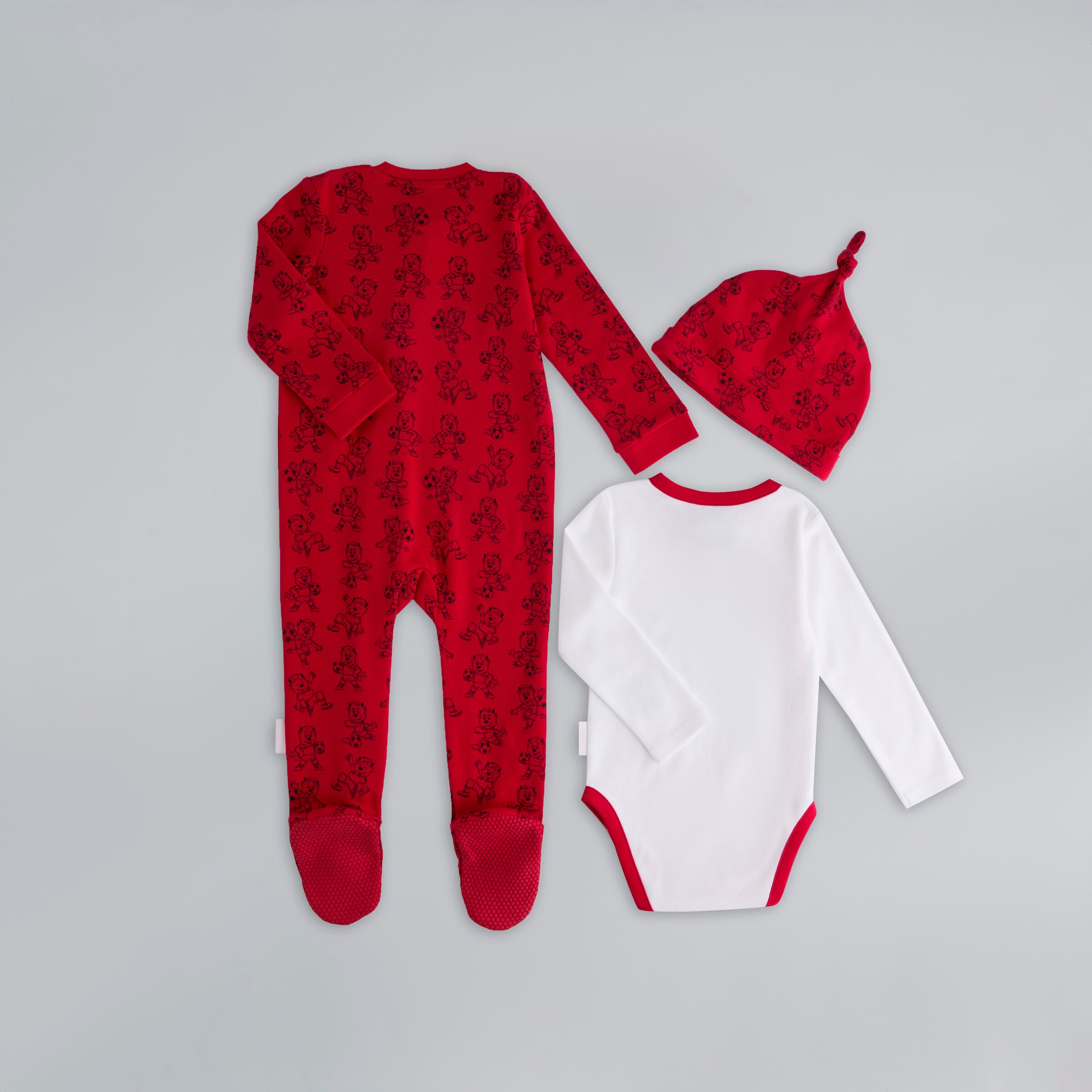 Manchester United Baby Fred The Red Print Sleepsuit, Bodysuit, Bib & Hat Gift Bag Set Multi Multi Detail [2-4]